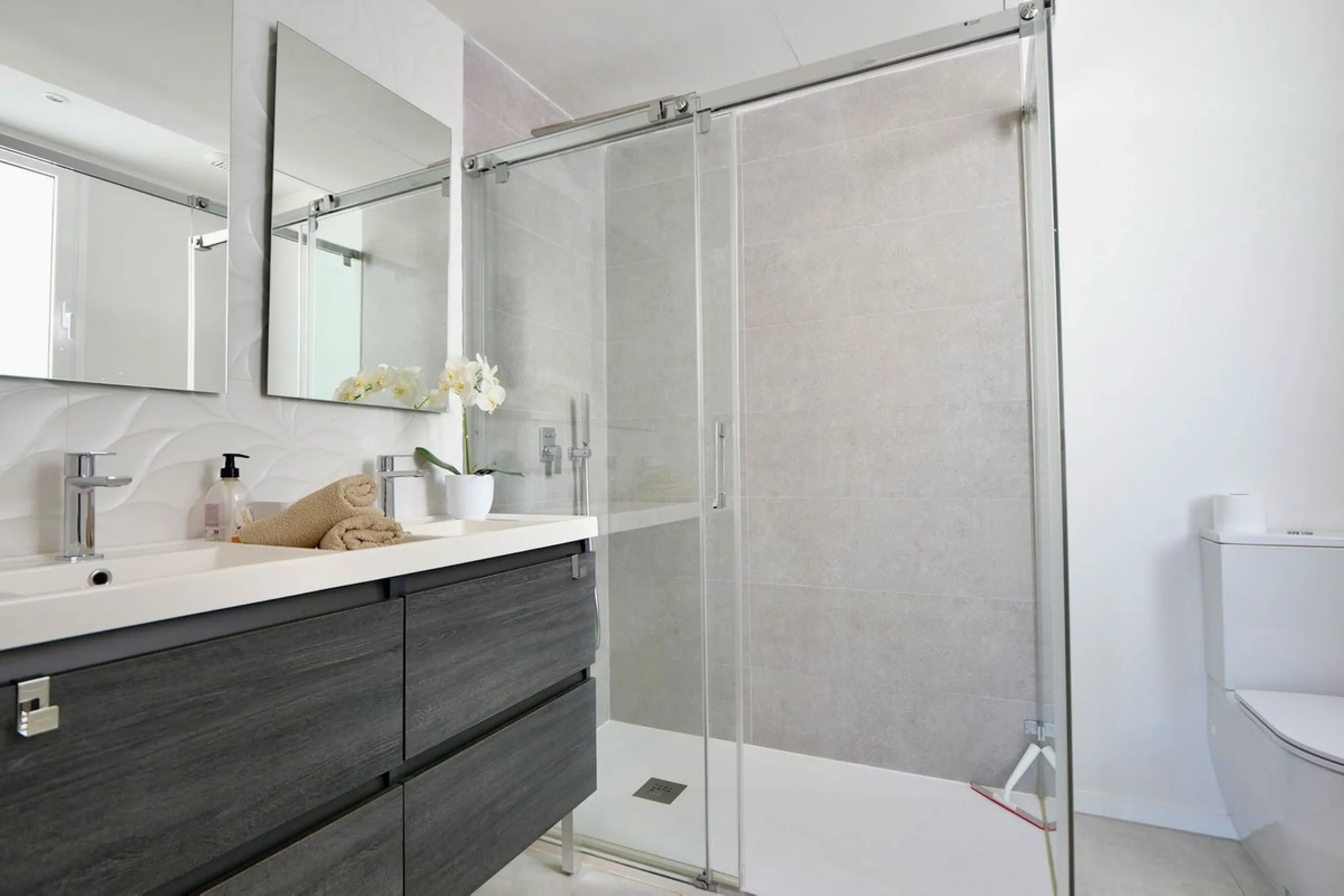 SHORT TERM RENTEL IS ALLOWED  -EASY VIEWING !!!!!!!!!!   This beautifully furnished 2-bedroom, 2-bathroom apartment is located in the exclusive Casa Banderas development in the charming fishing village of La Cala de Mijas. Just a short distance from the b
