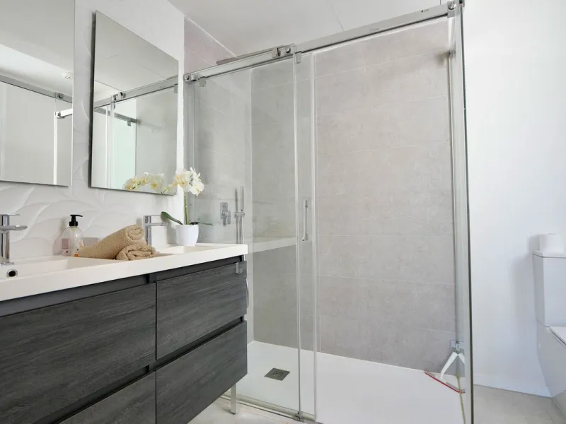 SHORT TERM RENTEL IS ALLOWED  -EASY VIEWING !!!!!!!!!!   This beautifully furnished 2-bedroom, 2-bathroom apartment is located in the exclusive Casa Banderas development in the charming fishing village of La Cala de Mijas. Just a short distance from the b