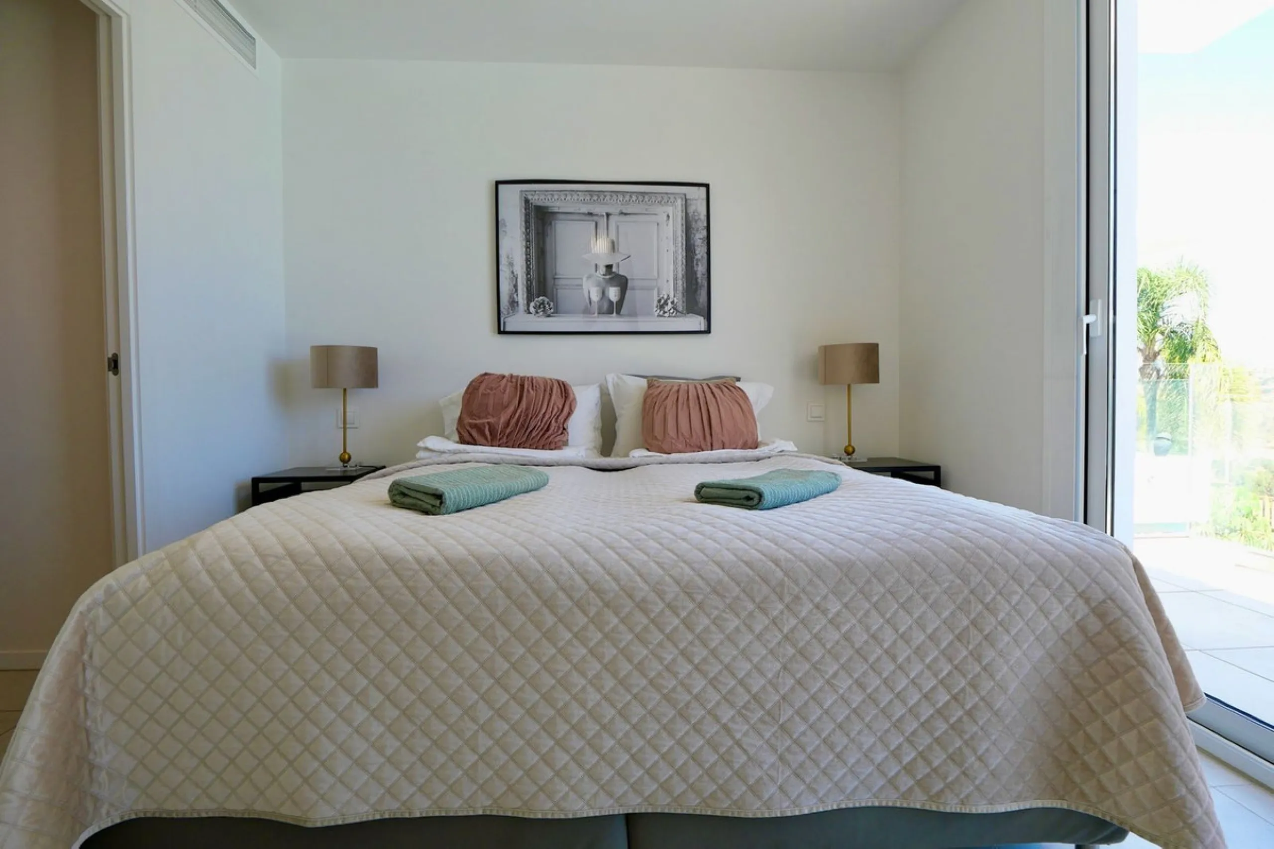 SHORT TERM RENTEL IS ALLOWED  -EASY VIEWING !!!!!!!!!!   This beautifully furnished 2-bedroom, 2-bathroom apartment is located in the exclusive Casa Banderas development in the charming fishing village of La Cala de Mijas. Just a short distance from the b