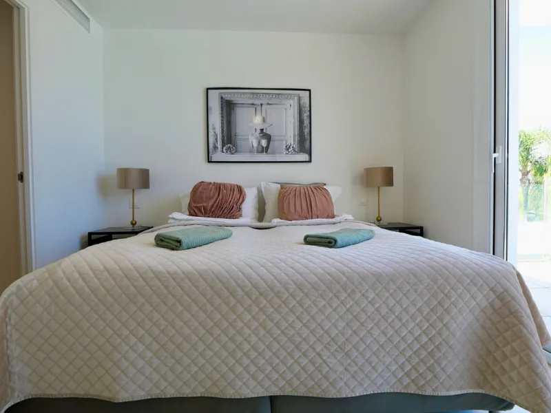 SHORT TERM RENTEL IS ALLOWED  -EASY VIEWING !!!!!!!!!!   This beautifully furnished 2-bedroom, 2-bathroom apartment is located in the exclusive Casa Banderas development in the charming fishing village of La Cala de Mijas. Just a short distance from the b