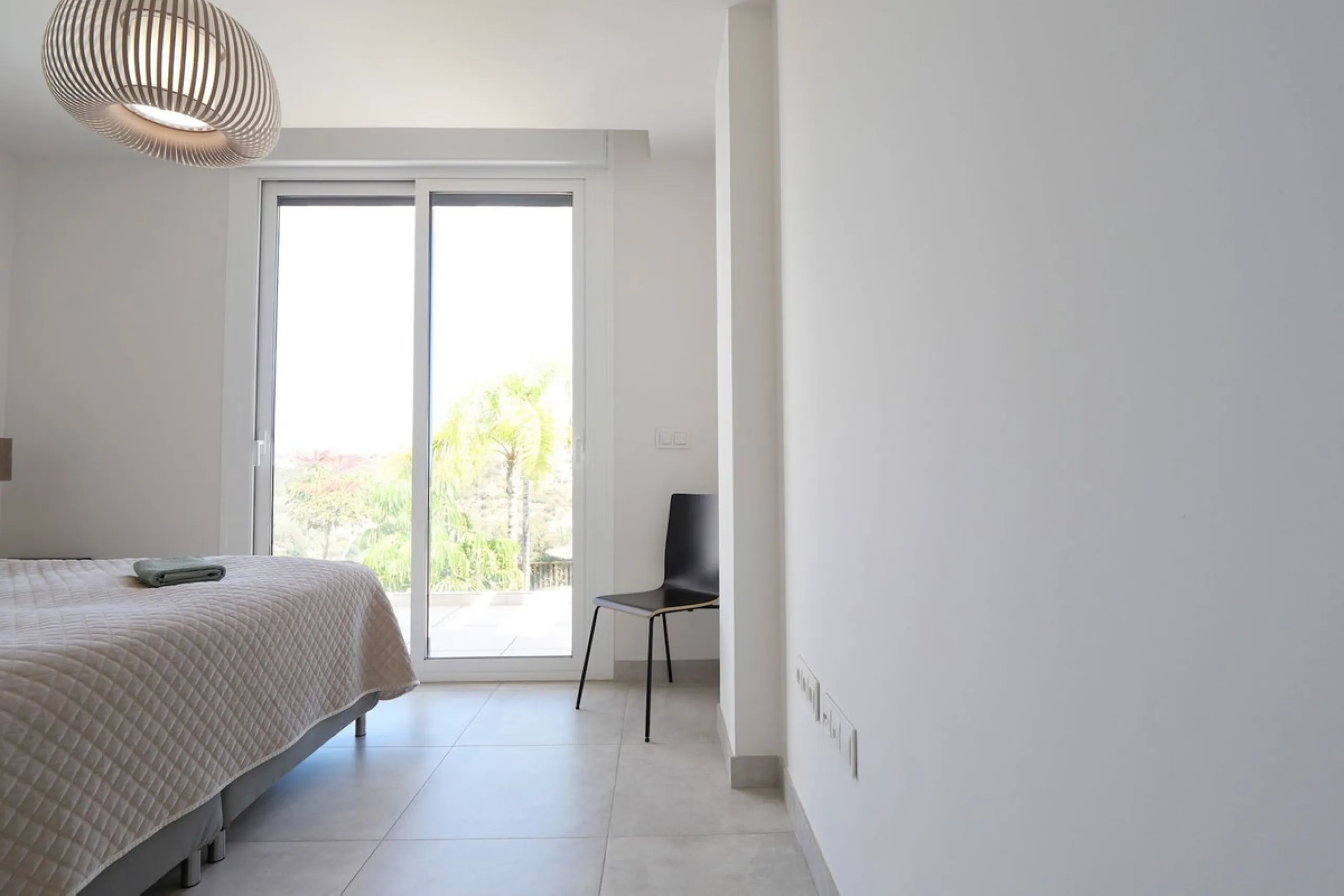 SHORT TERM RENTEL IS ALLOWED  -EASY VIEWING !!!!!!!!!!   This beautifully furnished 2-bedroom, 2-bathroom apartment is located in the exclusive Casa Banderas development in the charming fishing village of La Cala de Mijas. Just a short distance from the b