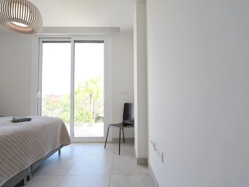 SHORT TERM RENTEL IS ALLOWED  -EASY VIEWING !!!!!!!!!!   This beautifully furnished 2-bedroom, 2-bathroom apartment is located in the exclusive Casa Banderas development in the charming fishing village of La Cala de Mijas. Just a short distance from the b