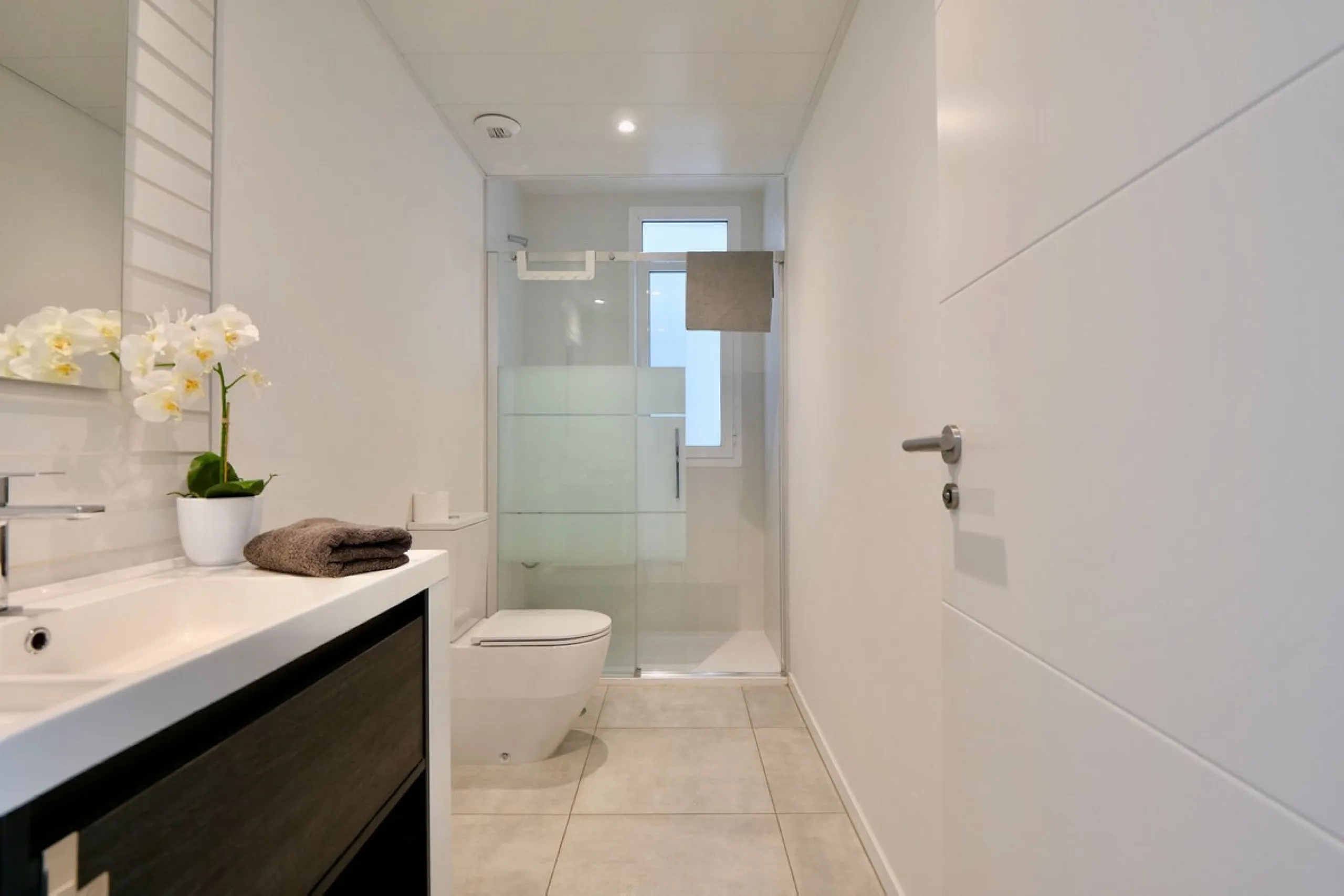 SHORT TERM RENTEL IS ALLOWED  -EASY VIEWING !!!!!!!!!!   This beautifully furnished 2-bedroom, 2-bathroom apartment is located in the exclusive Casa Banderas development in the charming fishing village of La Cala de Mijas. Just a short distance from the b