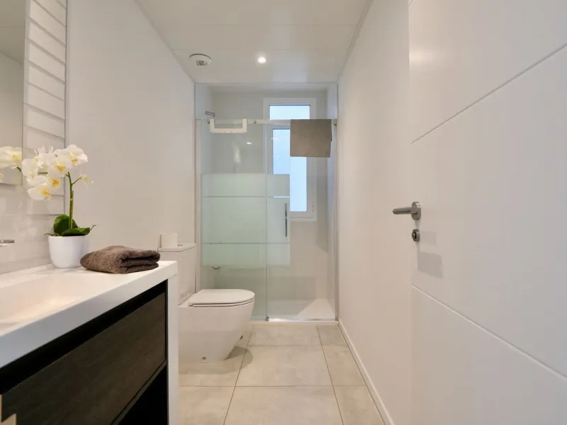 SHORT TERM RENTEL IS ALLOWED  -EASY VIEWING !!!!!!!!!!   This beautifully furnished 2-bedroom, 2-bathroom apartment is located in the exclusive Casa Banderas development in the charming fishing village of La Cala de Mijas. Just a short distance from the b