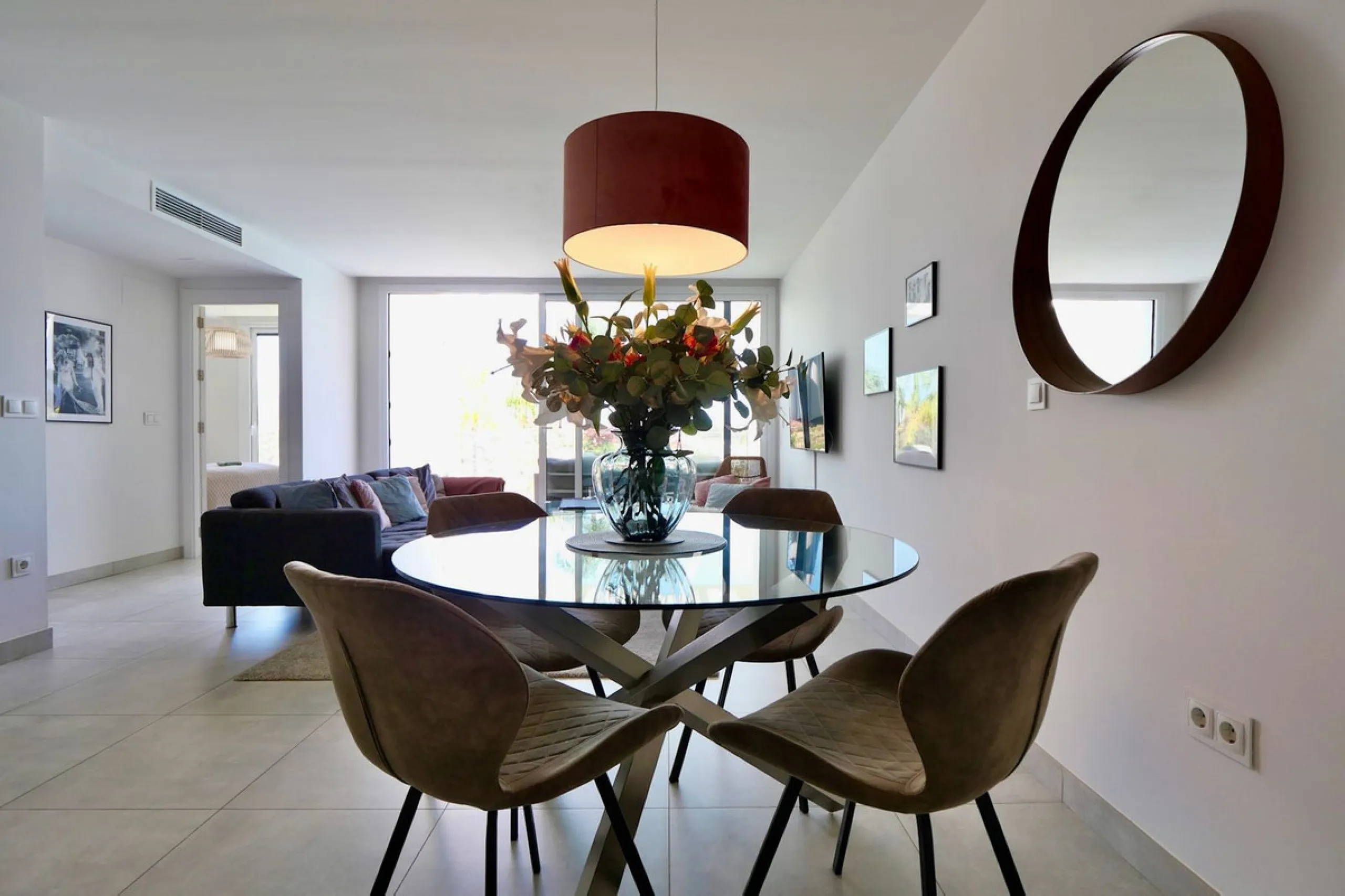 SHORT TERM RENTEL IS ALLOWED  -EASY VIEWING !!!!!!!!!!   This beautifully furnished 2-bedroom, 2-bathroom apartment is located in the exclusive Casa Banderas development in the charming fishing village of La Cala de Mijas. Just a short distance from the b