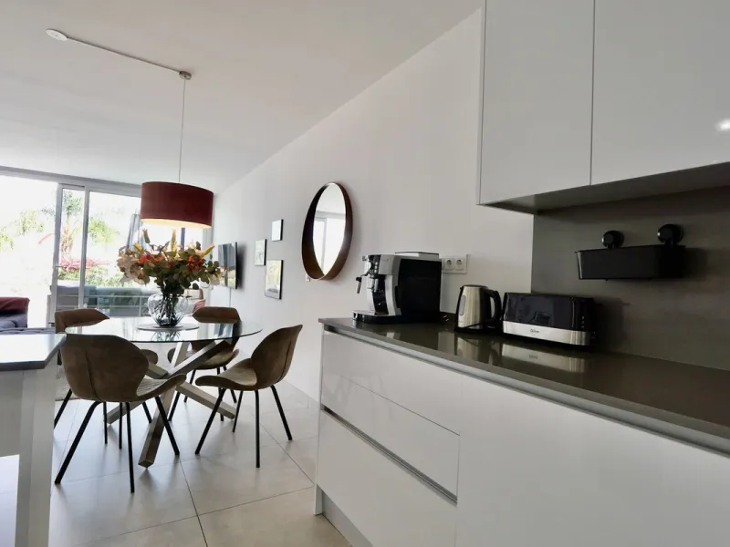 SHORT TERM RENTEL IS ALLOWED  -EASY VIEWING !!!!!!!!!!   This beautifully furnished 2-bedroom, 2-bathroom apartment is located in the exclusive Casa Banderas development in the charming fishing village of La Cala de Mijas. Just a short distance from the b