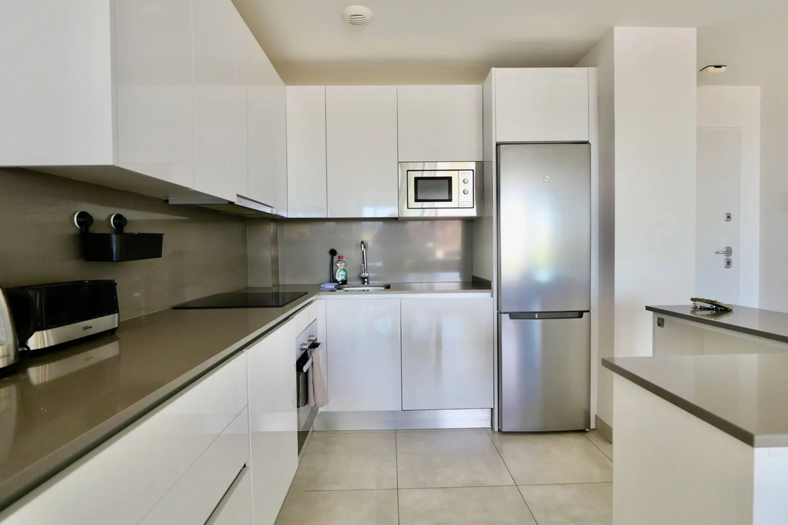 SHORT TERM RENTEL IS ALLOWED  -EASY VIEWING !!!!!!!!!!   This beautifully furnished 2-bedroom, 2-bathroom apartment is located in the exclusive Casa Banderas development in the charming fishing village of La Cala de Mijas. Just a short distance from the b
