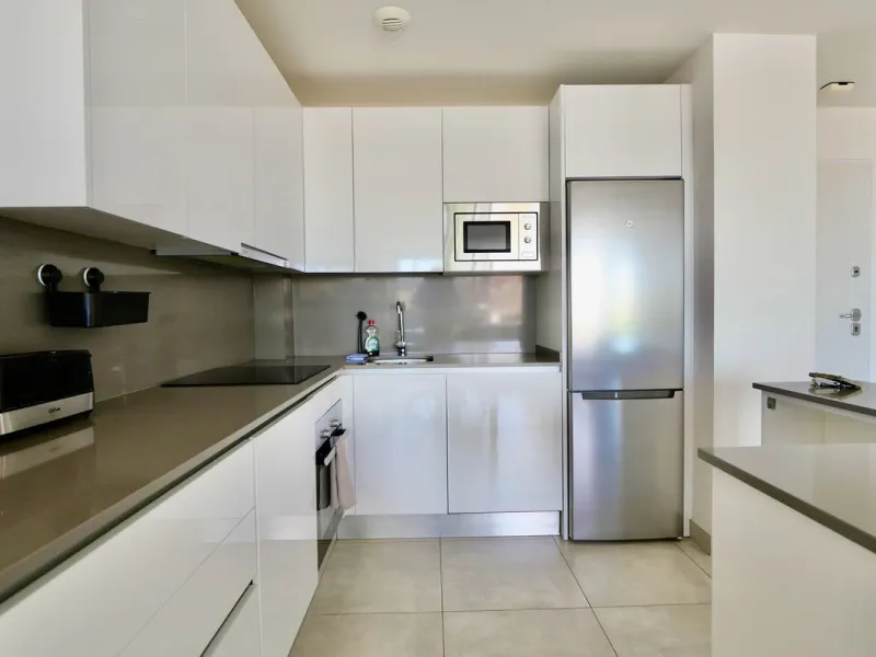 SHORT TERM RENTEL IS ALLOWED  -EASY VIEWING !!!!!!!!!!   This beautifully furnished 2-bedroom, 2-bathroom apartment is located in the exclusive Casa Banderas development in the charming fishing village of La Cala de Mijas. Just a short distance from the b