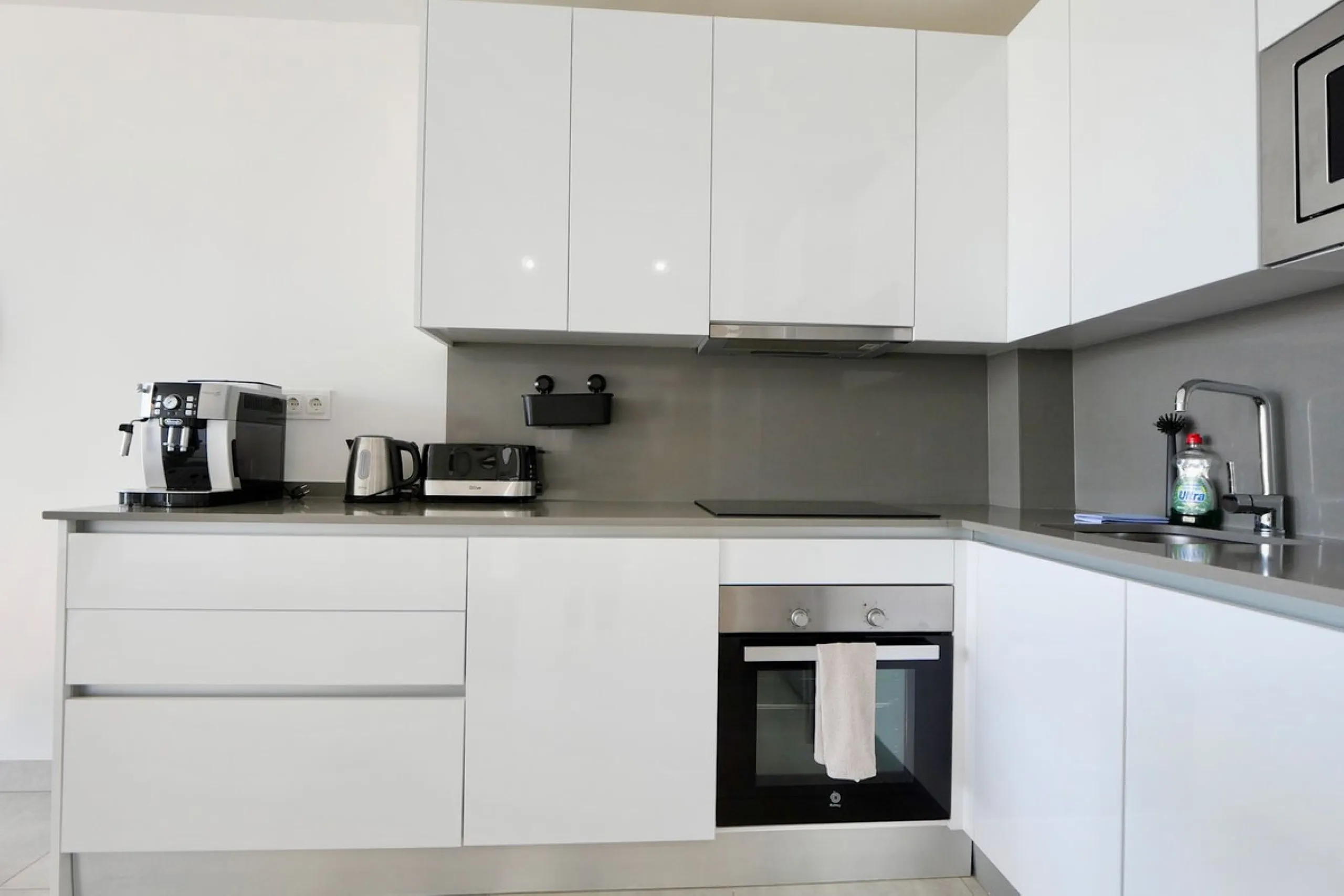 SHORT TERM RENTEL IS ALLOWED  -EASY VIEWING !!!!!!!!!!   This beautifully furnished 2-bedroom, 2-bathroom apartment is located in the exclusive Casa Banderas development in the charming fishing village of La Cala de Mijas. Just a short distance from the b