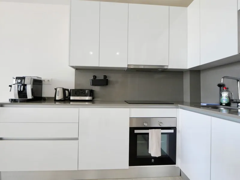 SHORT TERM RENTEL IS ALLOWED  -EASY VIEWING !!!!!!!!!!   This beautifully furnished 2-bedroom, 2-bathroom apartment is located in the exclusive Casa Banderas development in the charming fishing village of La Cala de Mijas. Just a short distance from the b
