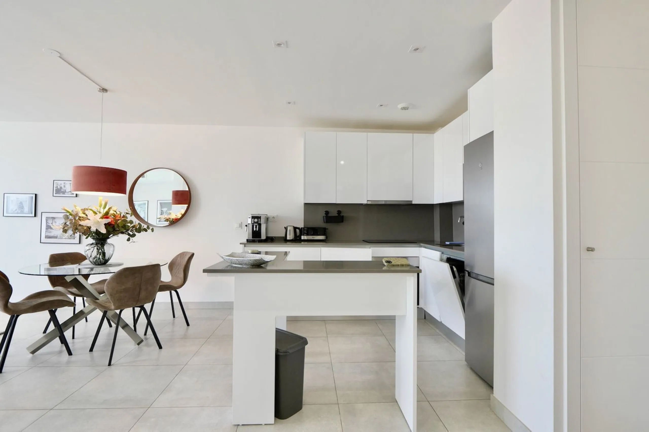 SHORT TERM RENTEL IS ALLOWED  -EASY VIEWING !!!!!!!!!!   This beautifully furnished 2-bedroom, 2-bathroom apartment is located in the exclusive Casa Banderas development in the charming fishing village of La Cala de Mijas. Just a short distance from the b