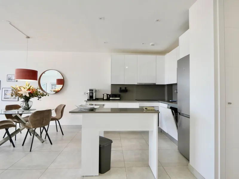 SHORT TERM RENTEL IS ALLOWED  -EASY VIEWING !!!!!!!!!!   This beautifully furnished 2-bedroom, 2-bathroom apartment is located in the exclusive Casa Banderas development in the charming fishing village of La Cala de Mijas. Just a short distance from the b