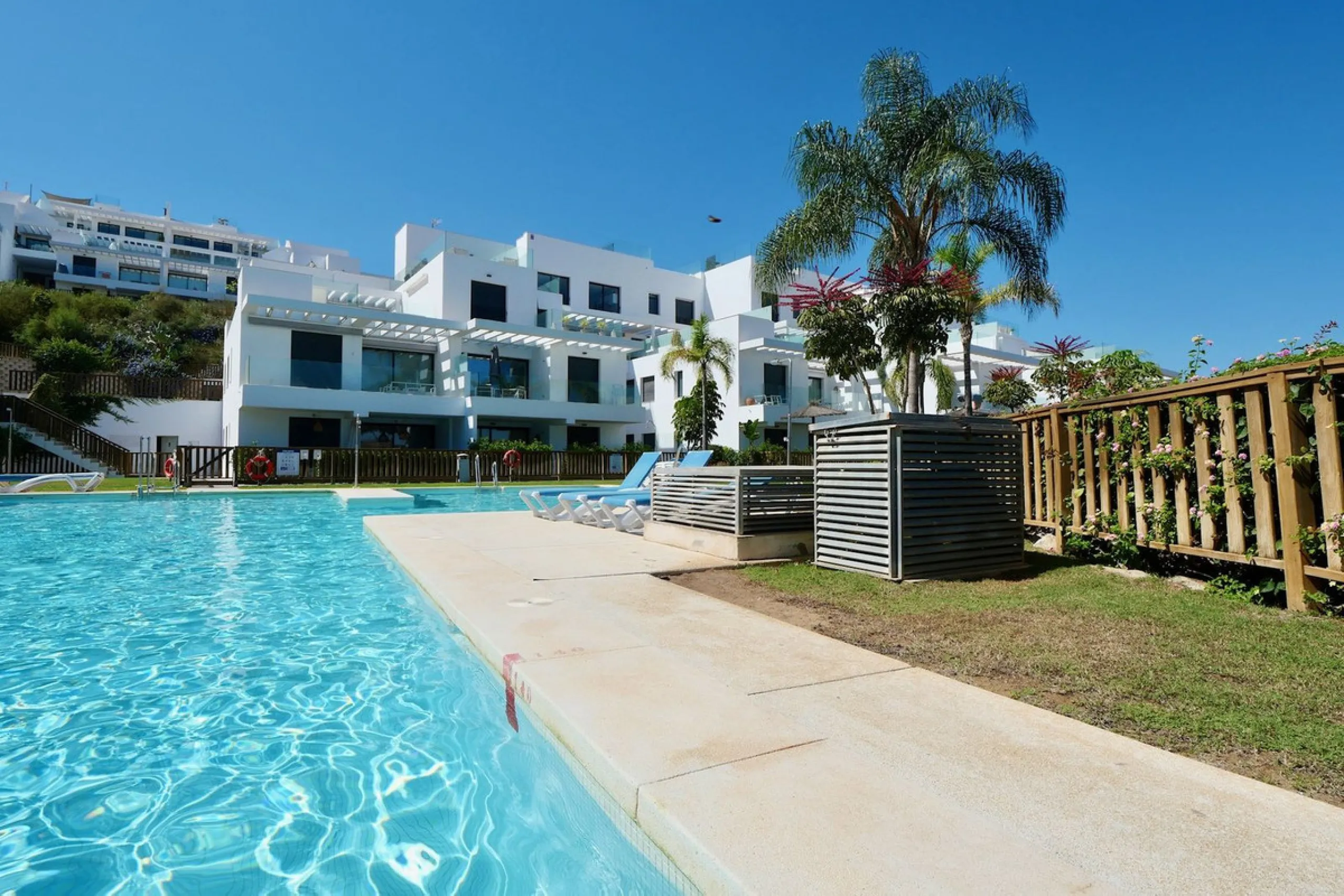 SHORT TERM RENTEL IS ALLOWED  -EASY VIEWING !!!!!!!!!!   This beautifully furnished 2-bedroom, 2-bathroom apartment is located in the exclusive Casa Banderas development in the charming fishing village of La Cala de Mijas. Just a short distance from the b