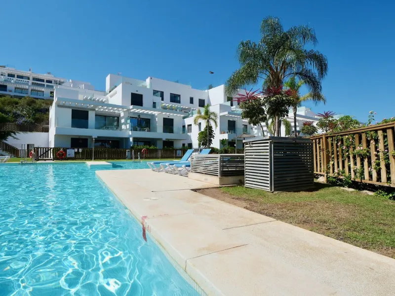 SHORT TERM RENTEL IS ALLOWED  -EASY VIEWING !!!!!!!!!!   This beautifully furnished 2-bedroom, 2-bathroom apartment is located in the exclusive Casa Banderas development in the charming fishing village of La Cala de Mijas. Just a short distance from the b