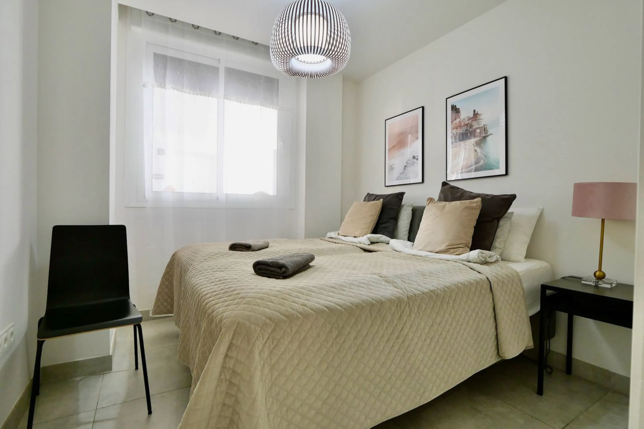 SHORT TERM RENTEL IS ALLOWED  -EASY VIEWING !!!!!!!!!!   This beautifully furnished 2-bedroom, 2-bathroom apartment is located in the exclusive Casa Banderas development in the charming fishing village of La Cala de Mijas. Just a short distance from the b
