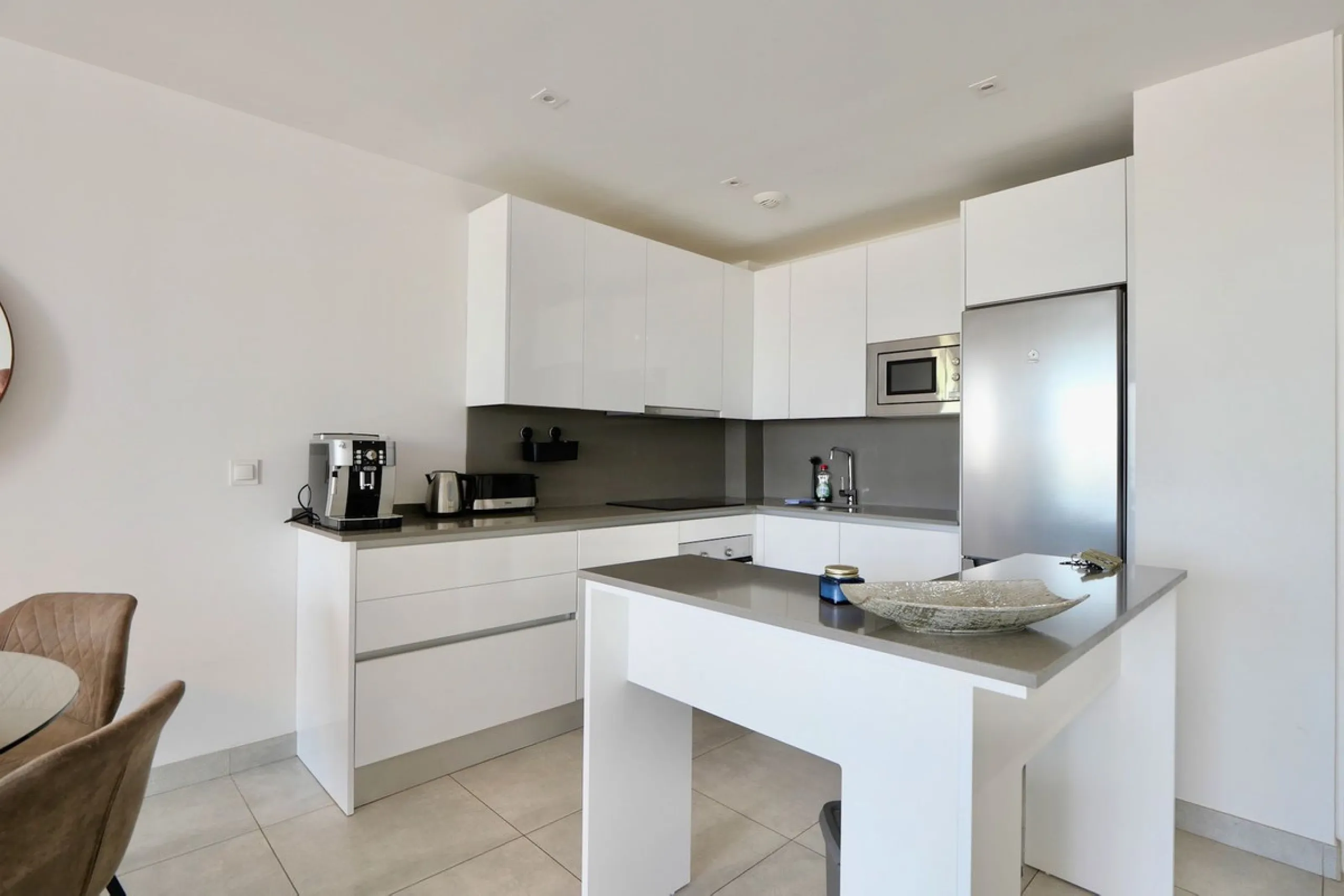 SHORT TERM RENTEL IS ALLOWED  -EASY VIEWING !!!!!!!!!!   This beautifully furnished 2-bedroom, 2-bathroom apartment is located in the exclusive Casa Banderas development in the charming fishing village of La Cala de Mijas. Just a short distance from the b