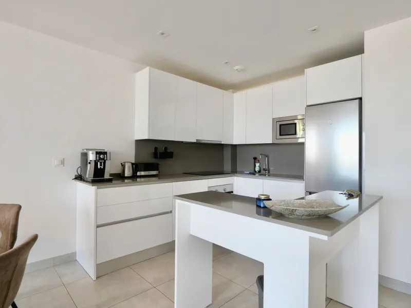 SHORT TERM RENTEL IS ALLOWED  -EASY VIEWING !!!!!!!!!!   This beautifully furnished 2-bedroom, 2-bathroom apartment is located in the exclusive Casa Banderas development in the charming fishing village of La Cala de Mijas. Just a short distance from the b
