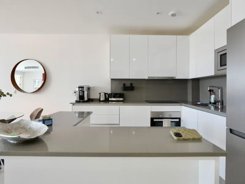SHORT TERM RENTEL IS ALLOWED  -EASY VIEWING !!!!!!!!!!   This beautifully furnished 2-bedroom, 2-bathroom apartment is located in the exclusive Casa Banderas development in the charming fishing village of La Cala de Mijas. Just a short distance from the b