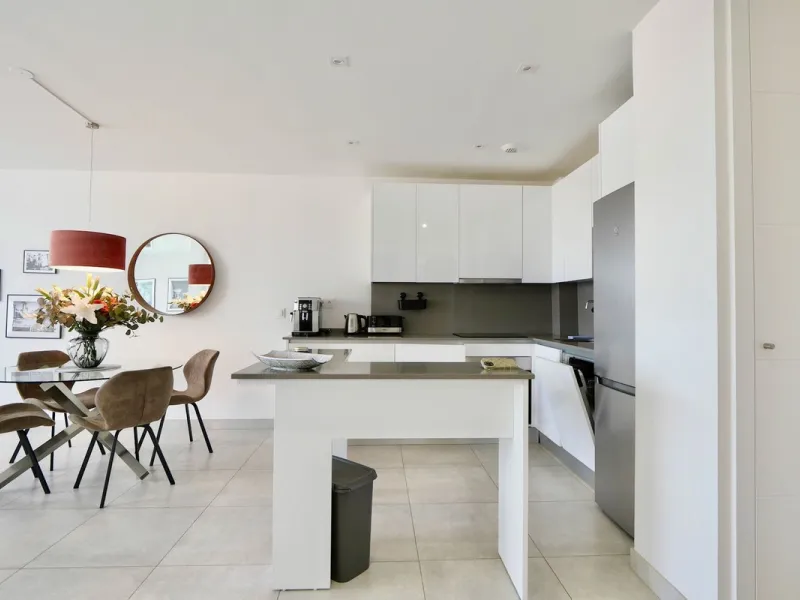 SHORT TERM RENTEL IS ALLOWED  -EASY VIEWING !!!!!!!!!!   This beautifully furnished 2-bedroom, 2-bathroom apartment is located in the exclusive Casa Banderas development in the charming fishing village of La Cala de Mijas. Just a short distance from the b