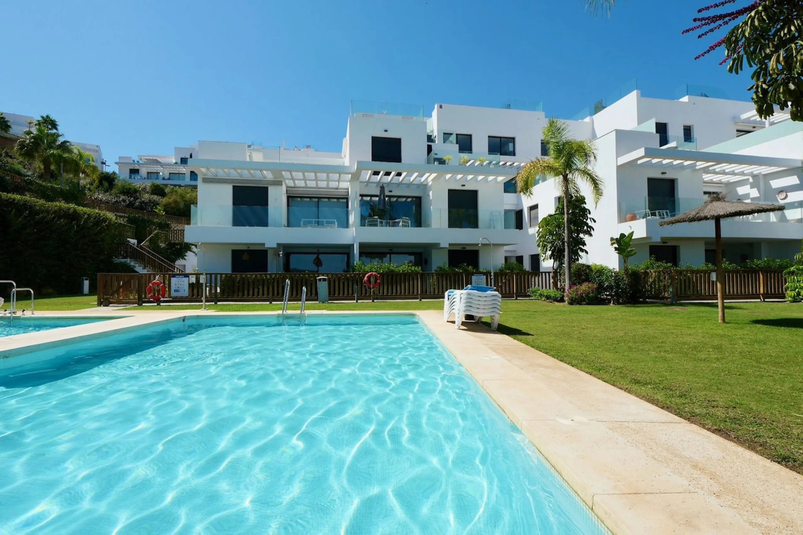SHORT TERM RENTEL IS ALLOWED  -EASY VIEWING !!!!!!!!!!   This beautifully furnished 2-bedroom, 2-bathroom apartment is located in the exclusive Casa Banderas development in the charming fishing village of La Cala de Mijas. Just a short distance from the b
