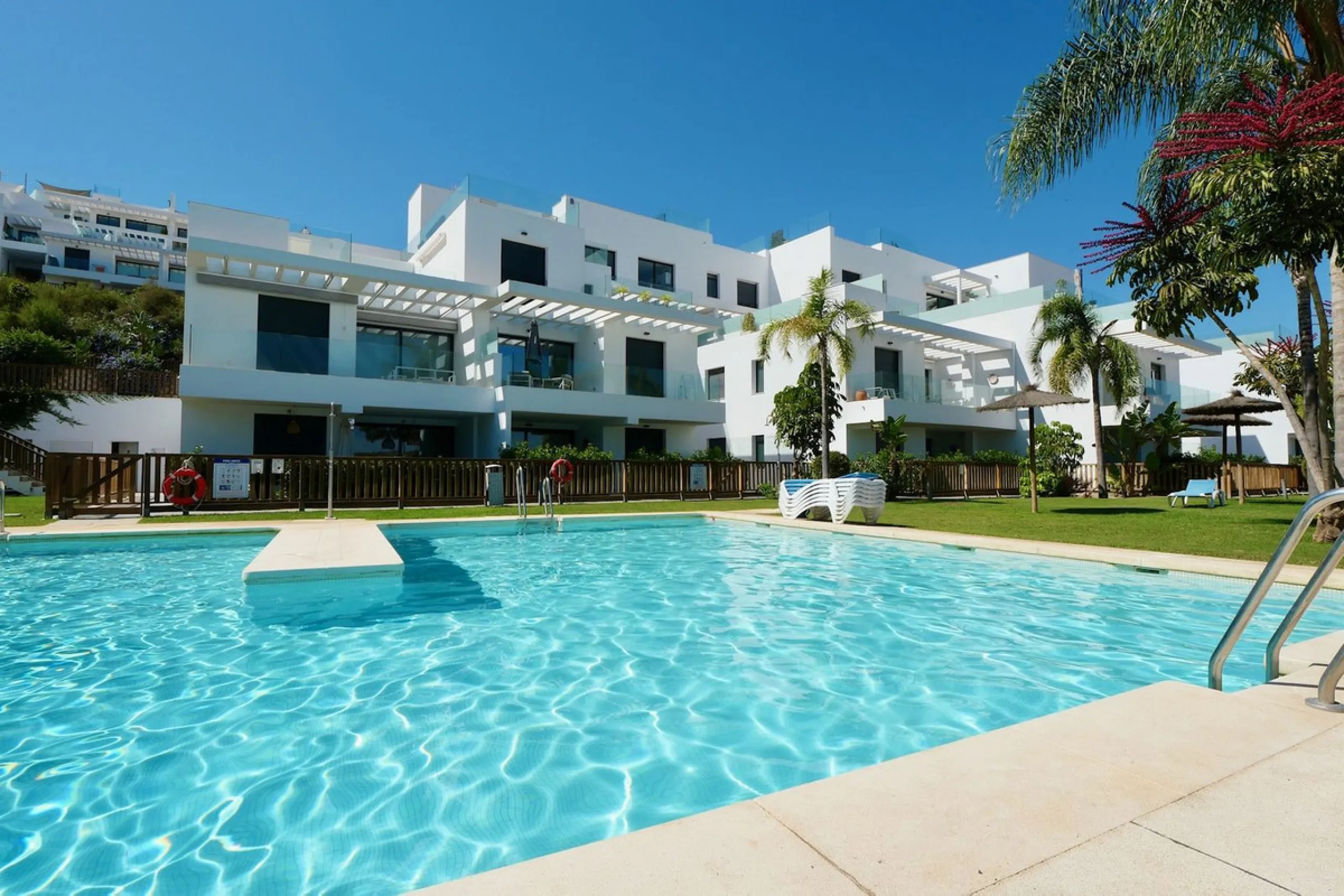 SHORT TERM RENTEL IS ALLOWED  -EASY VIEWING !!!!!!!!!!   This beautifully furnished 2-bedroom, 2-bathroom apartment is located in the exclusive Casa Banderas development in the charming fishing village of La Cala de Mijas. Just a short distance from the b