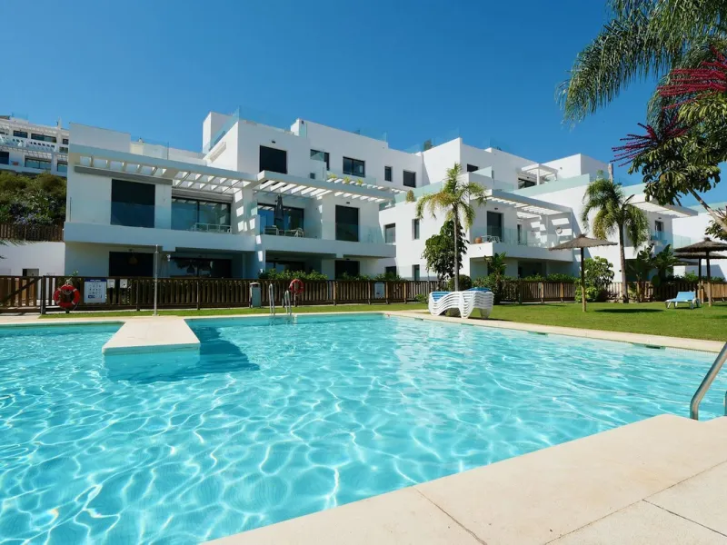 SHORT TERM RENTEL IS ALLOWED  -EASY VIEWING !!!!!!!!!!   This beautifully furnished 2-bedroom, 2-bathroom apartment is located in the exclusive Casa Banderas development in the charming fishing village of La Cala de Mijas. Just a short distance from the b