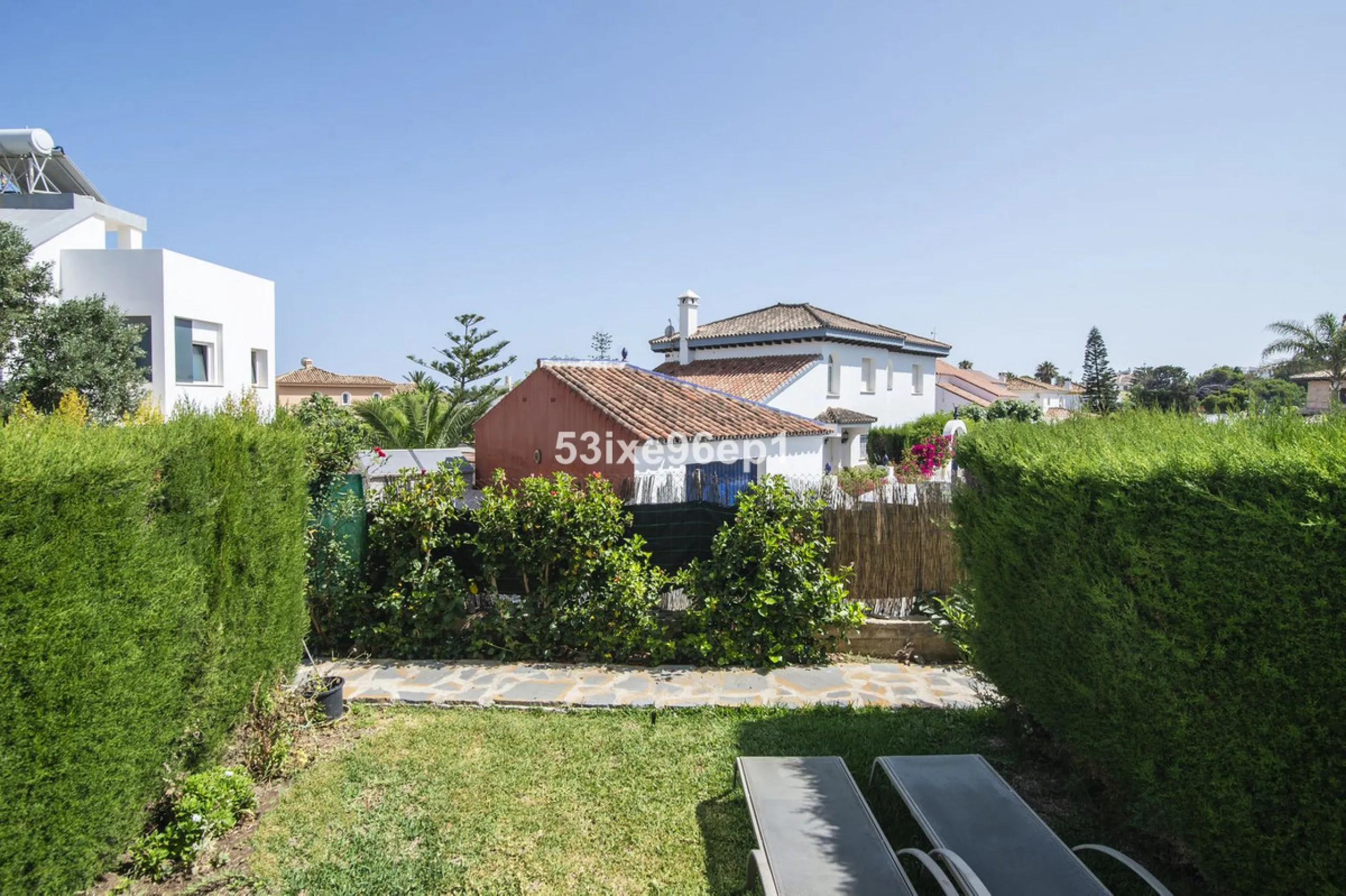 Reizendes Strandhaus zu verkaufen nur 50 Meter vom Meer entfernt in der ruhigen und gut angebundenen Gegend Arroyo Vaquero, Estepona. Diese Immobilie im mediterranen Stil bietet eine ausgezeichnete Gelegenheit für alle, die ein Küstenhaus mit Priva