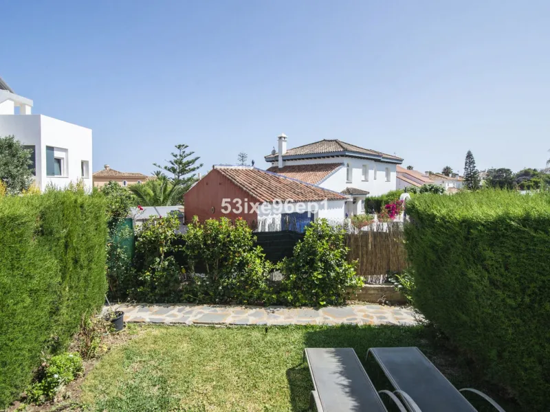 Reizendes Strandhaus zu verkaufen nur 50 Meter vom Meer entfernt in der ruhigen und gut angebundenen Gegend Arroyo Vaquero, Estepona. Diese Immobilie im mediterranen Stil bietet eine ausgezeichnete Gelegenheit für alle, die ein Küstenhaus mit Priva