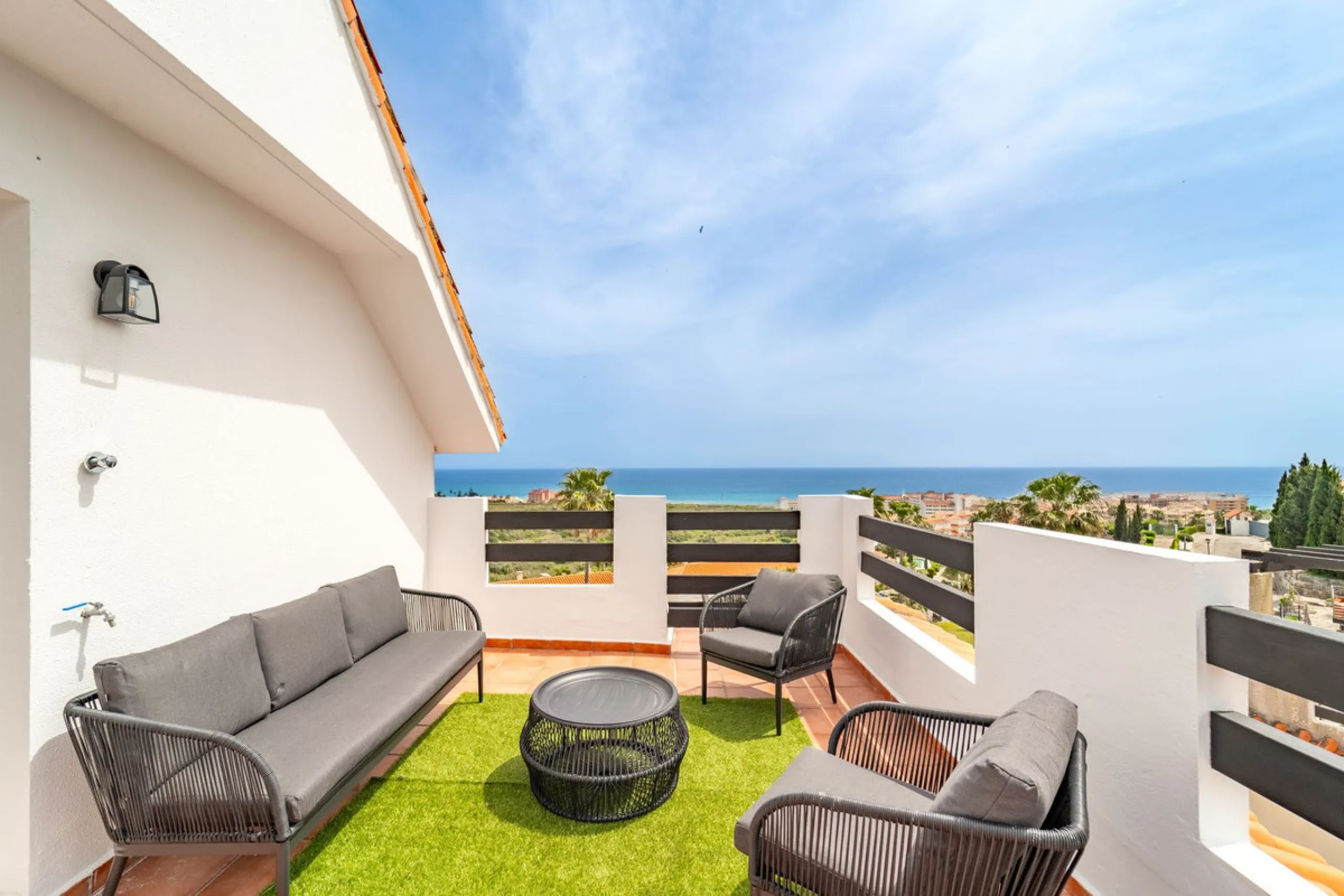 Apartment - Penthouse Duplex в продаже в Manilva, Málaga. В доме 3 спален и 3 ванных комнат. Площадь дома 125 м²