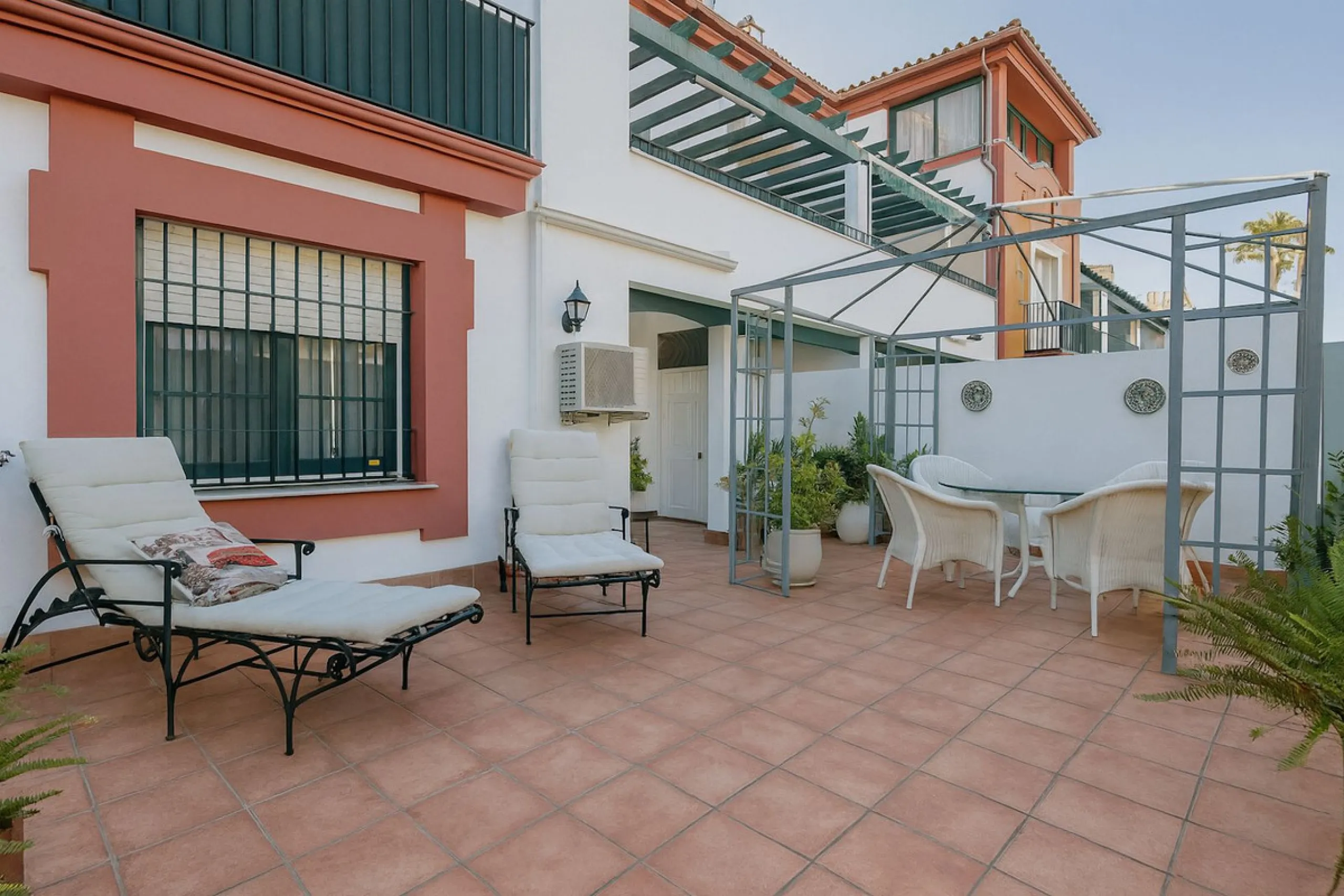 Apartment - Ground Floor Apartment в продаже в Estepona, Málaga. В доме 3 спален и 2 ванных комнат. Площадь дома 93 м²
