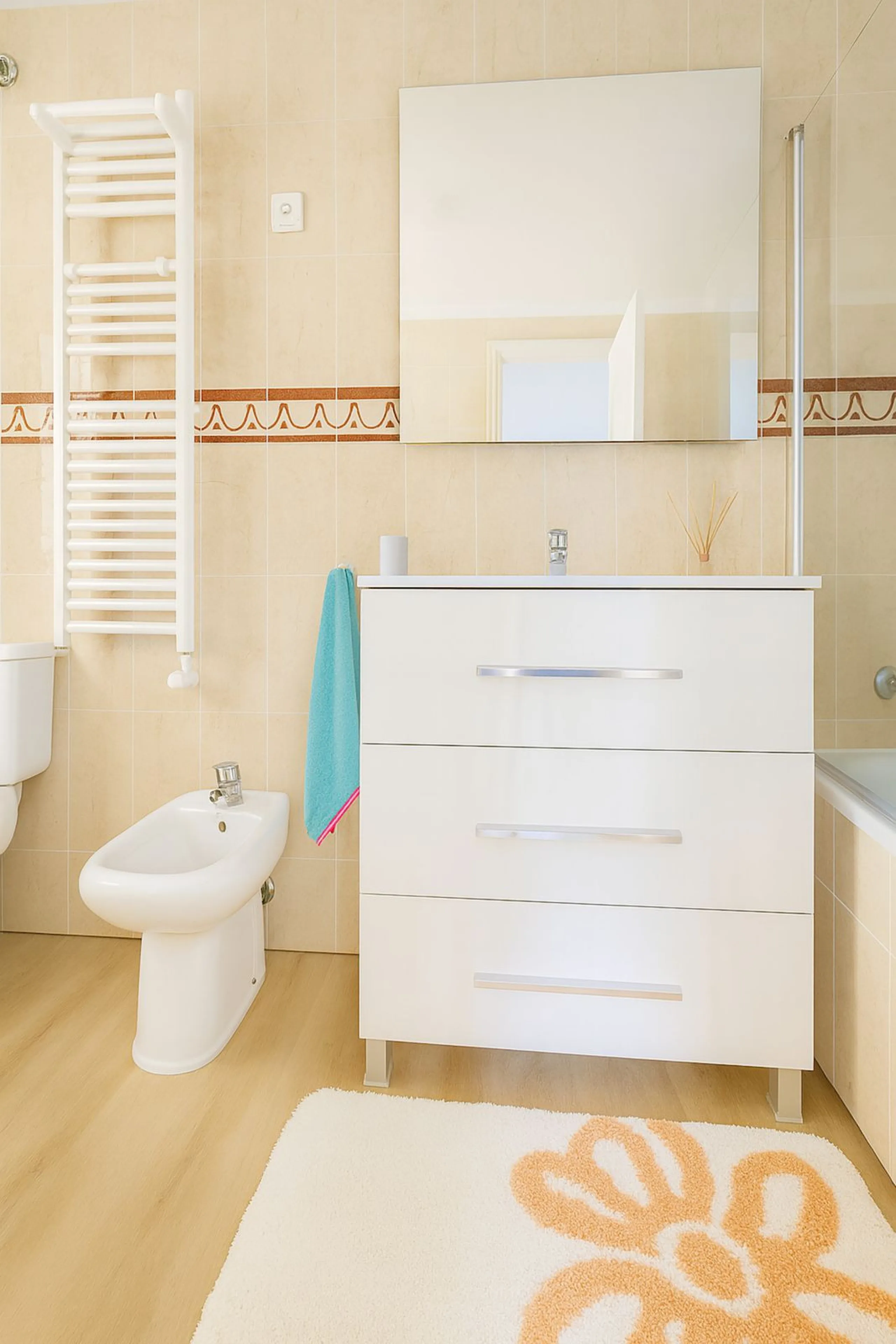 Apartment - Ground Floor Apartment в продаже в Estepona, Málaga. В доме 3 спален и 2 ванных комнат. Площадь дома 93 м²