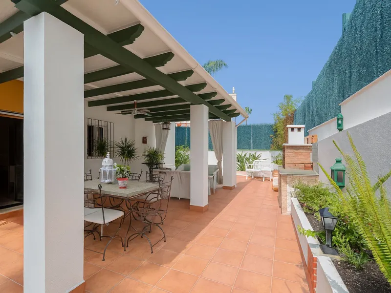 Apartment - Ground Floor Apartment в продаже в Estepona, Málaga. В доме 3 спален и 2 ванных комнат. Площадь дома 93 м²
