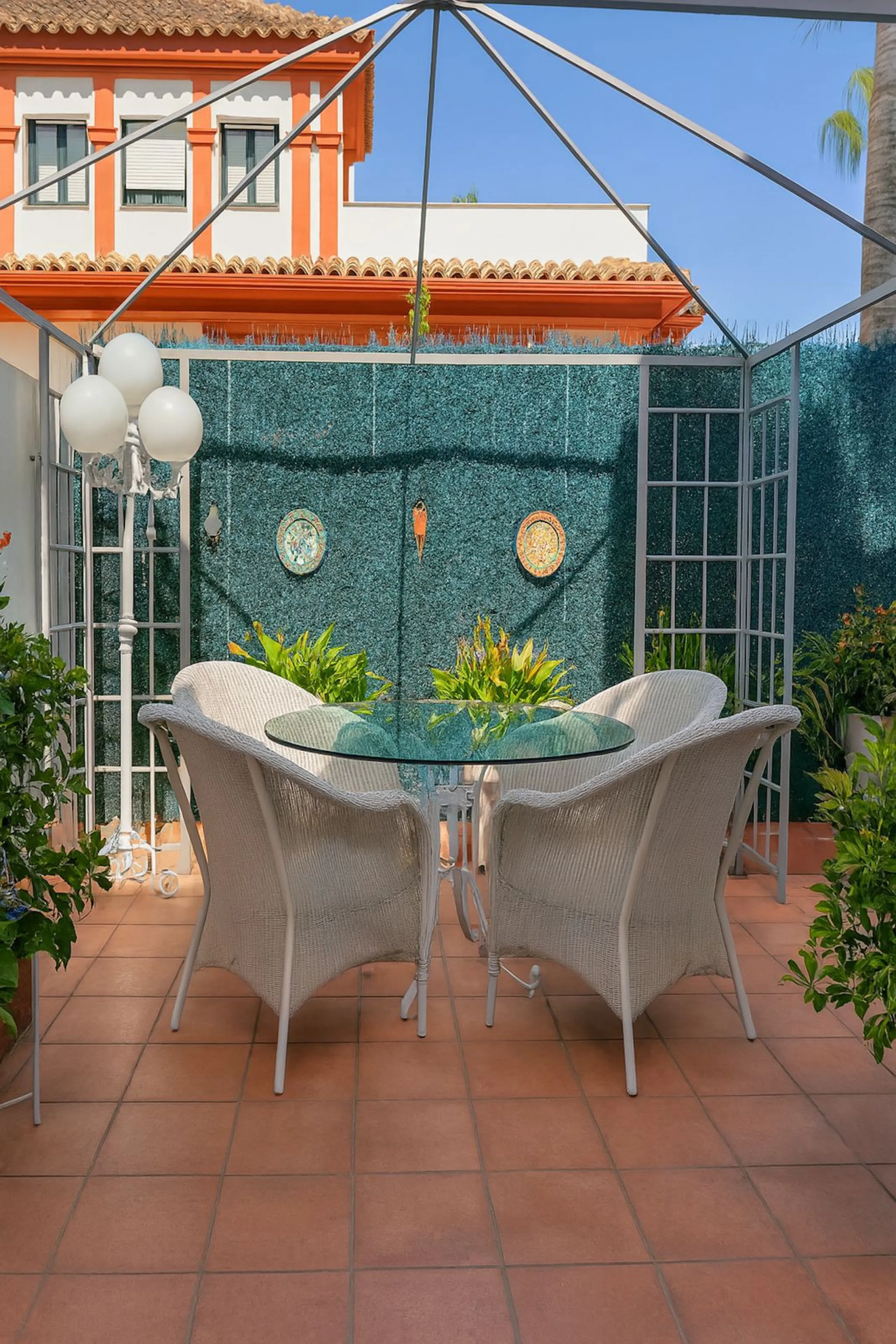 Apartment - Ground Floor Apartment в продаже в Estepona, Málaga. В доме 3 спален и 2 ванных комнат. Площадь дома 93 м²