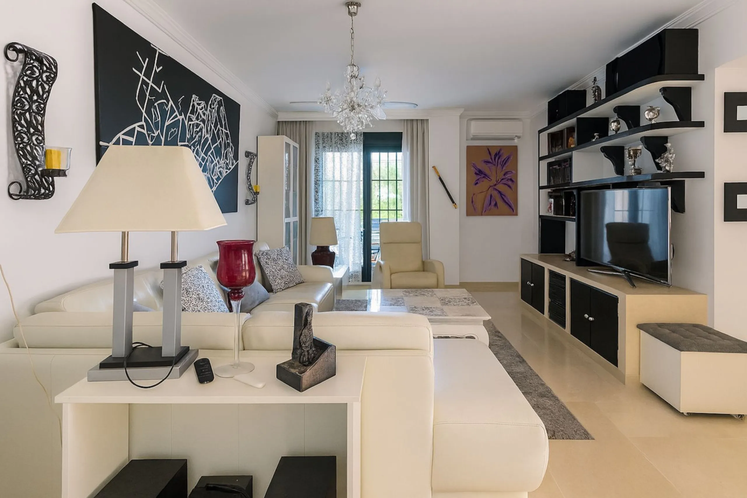 Apartment - Ground Floor Apartment в продаже в Estepona, Málaga. В доме 3 спален и 2 ванных комнат. Площадь дома 93 м²