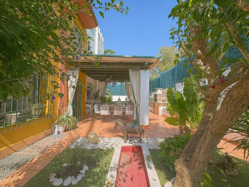 Apartment - Ground Floor Apartment в продаже в Estepona, Málaga. В доме 3 спален и 2 ванных комнат. Площадь дома 93 м²