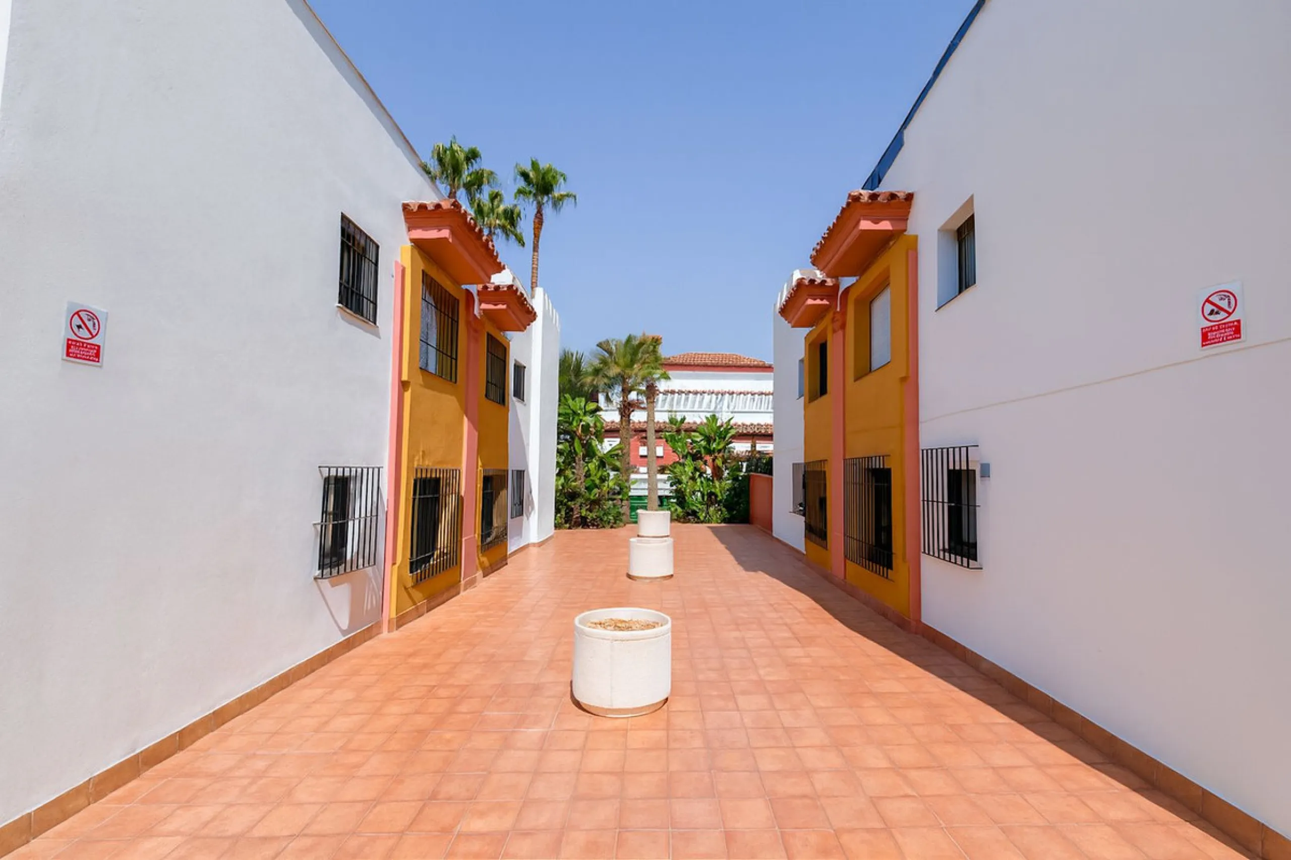 Apartment - Ground Floor Apartment в продаже в Estepona, Málaga. В доме 3 спален и 2 ванных комнат. Площадь дома 93 м²