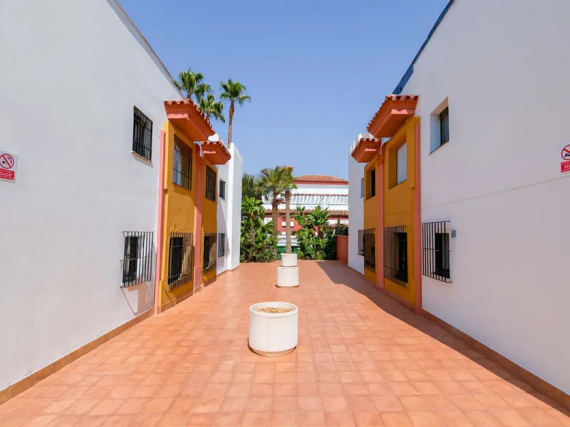 Apartment - Ground Floor Apartment в продаже в Estepona, Málaga. В доме 3 спален и 2 ванных комнат. Площадь дома 93 м²