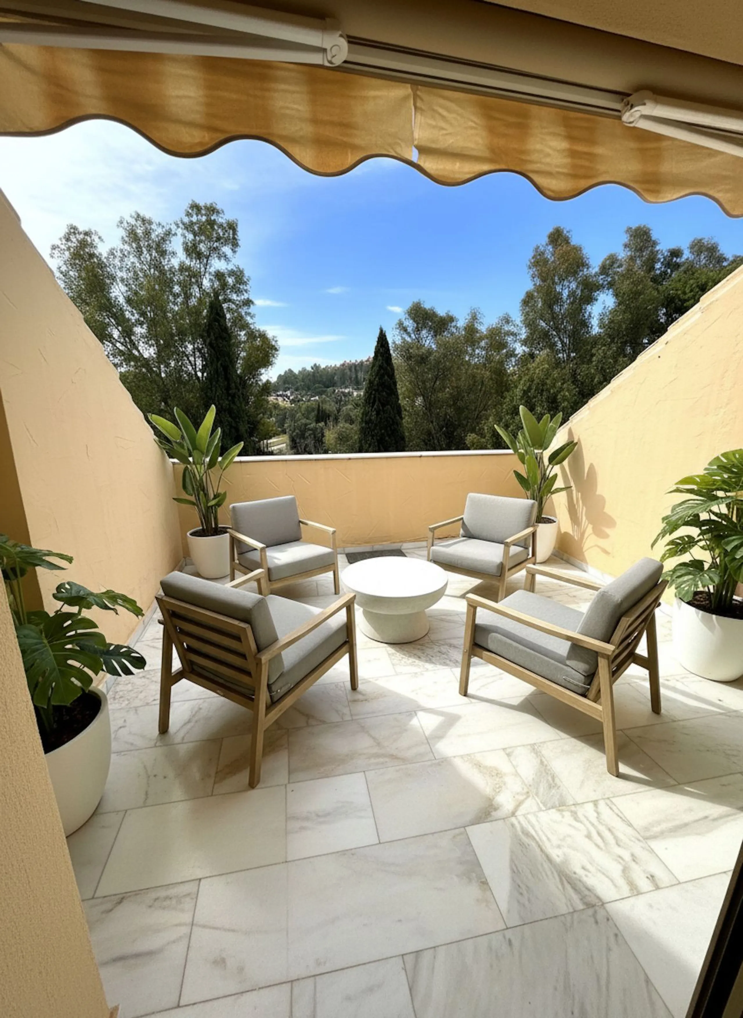 In the heart of Nueva Andalucía, within the sought-after  Country Club Las Brisas complex, lies a property with extraordinary potential for those seeking to invest in one of Marbella's most exclusive areas.