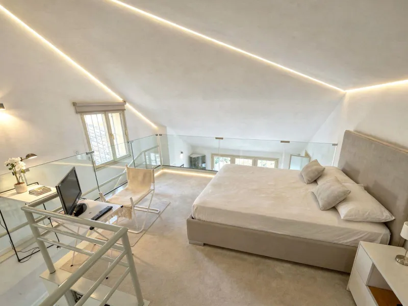 In the heart of Nueva Andalucía, within the sought-after  Country Club Las Brisas complex, lies a property with extraordinary potential for those seeking to invest in one of Marbella's most exclusive areas.