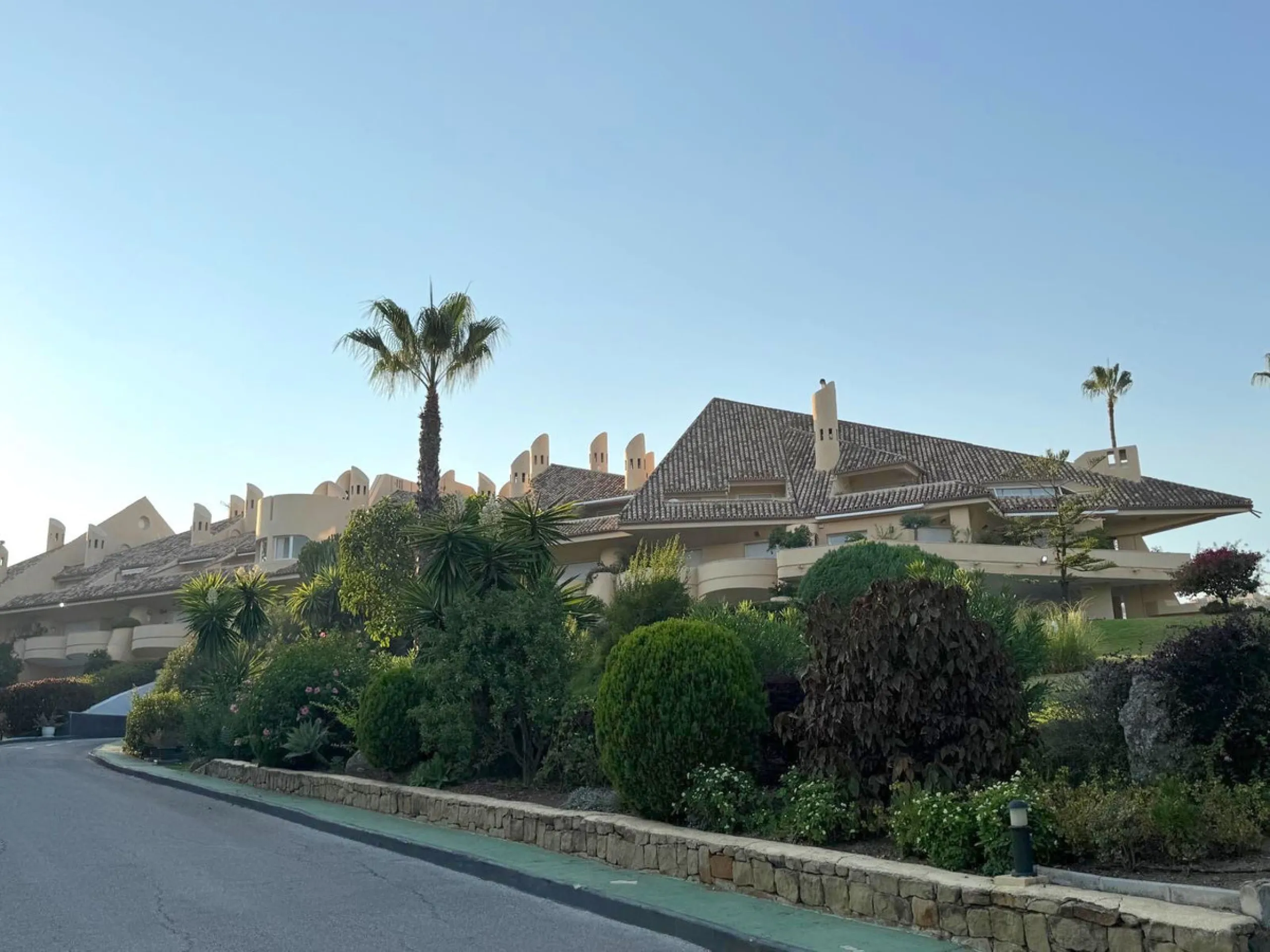 In the heart of Nueva Andalucía, within the sought-after  Country Club Las Brisas complex, lies a property with extraordinary potential for those seeking to invest in one of Marbella's most exclusive areas.