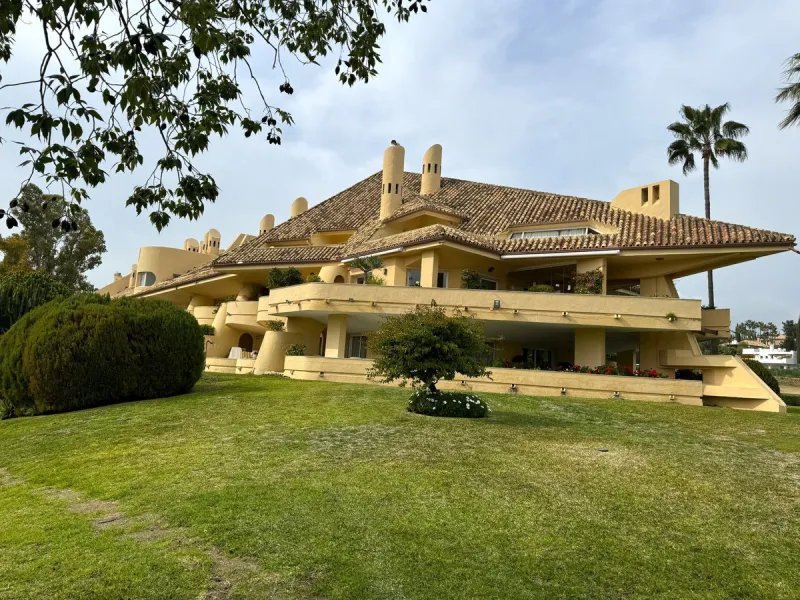 In the heart of Nueva Andalucía, within the sought-after  Country Club Las Brisas complex, lies a property with extraordinary potential for those seeking to invest in one of Marbella's most exclusive areas.