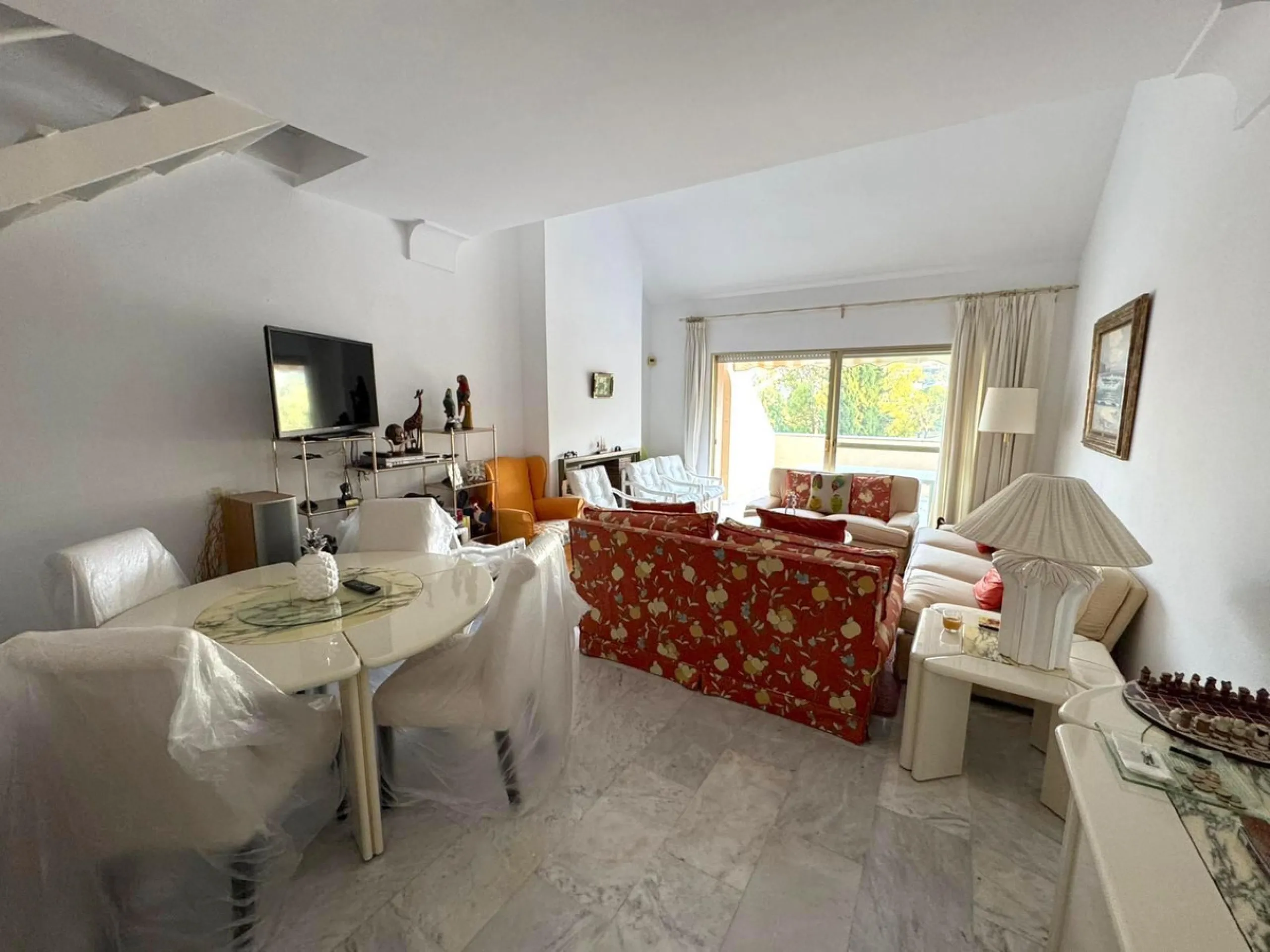 In the heart of Nueva Andalucía, within the sought-after  Country Club Las Brisas complex, lies a property with extraordinary potential for those seeking to invest in one of Marbella's most exclusive areas.