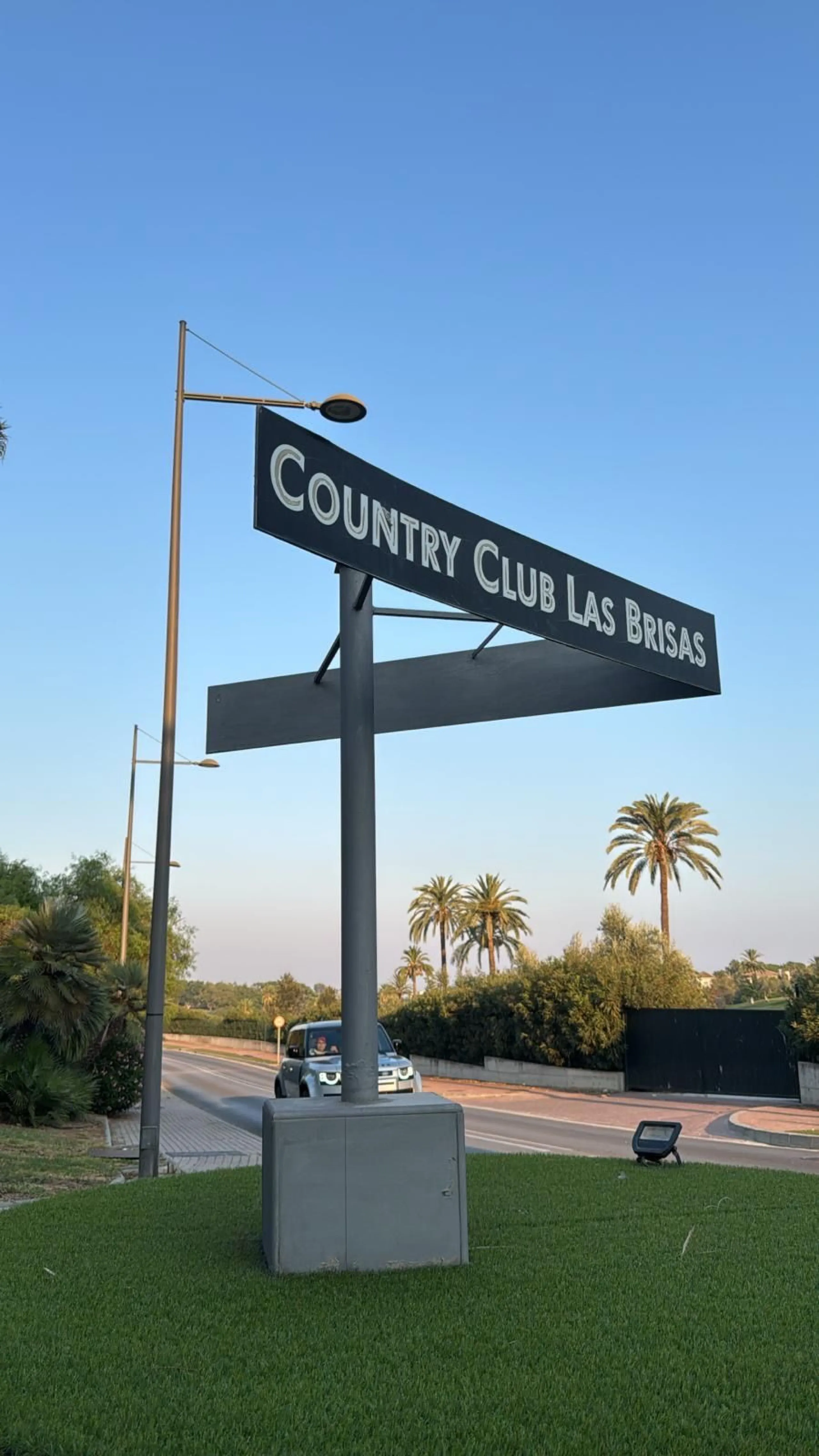 In the heart of Nueva Andalucía, within the sought-after  Country Club Las Brisas complex, lies a property with extraordinary potential for those seeking to invest in one of Marbella's most exclusive areas.