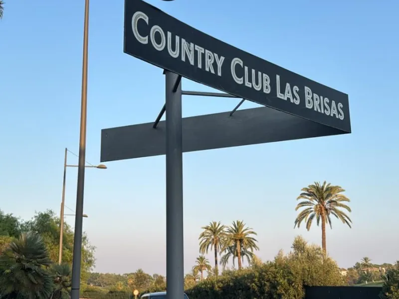 In the heart of Nueva Andalucía, within the sought-after  Country Club Las Brisas complex, lies a property with extraordinary potential for those seeking to invest in one of Marbella's most exclusive areas.