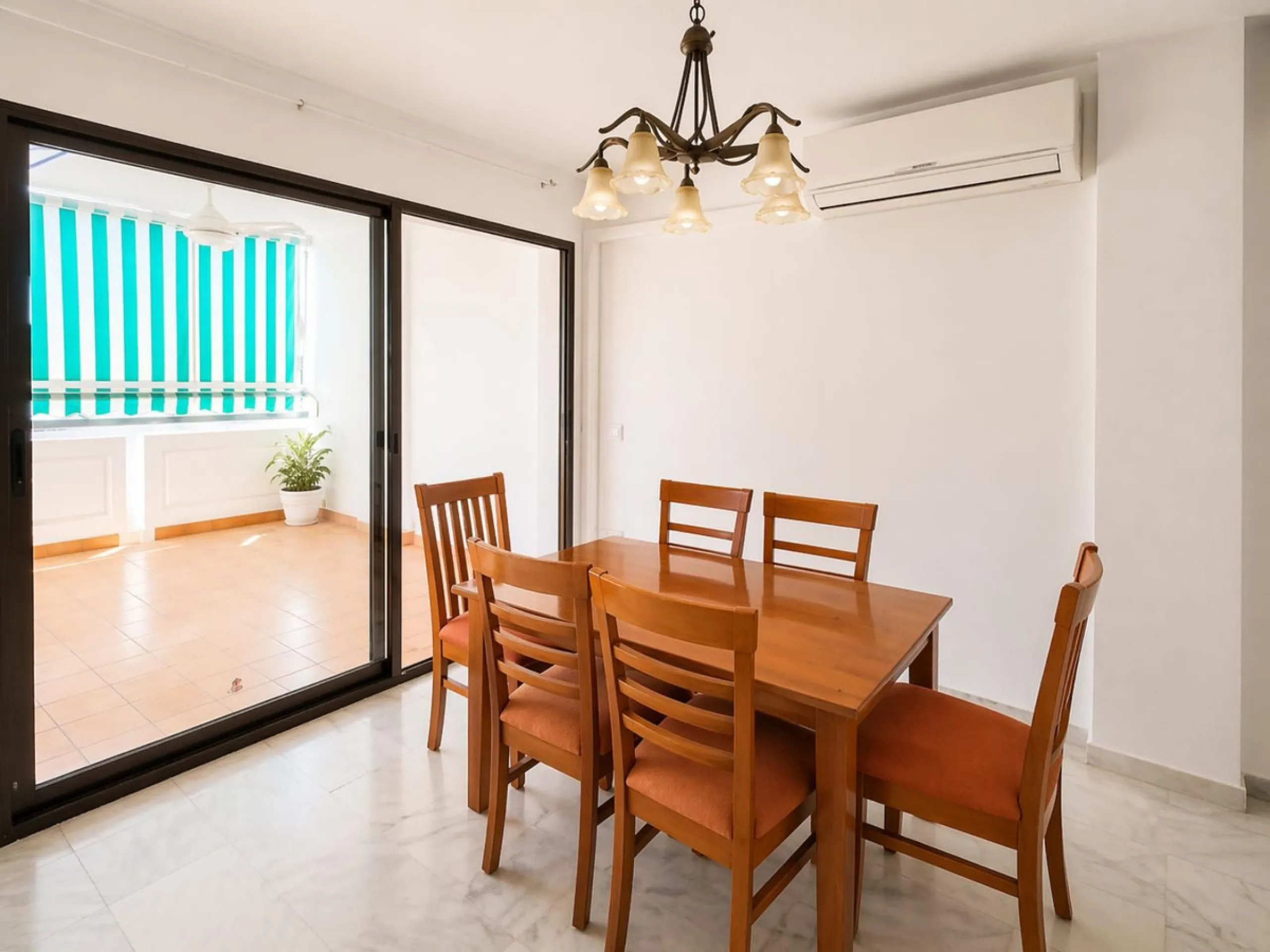 Spacious 4-Bedroom Apartment Near the Beach