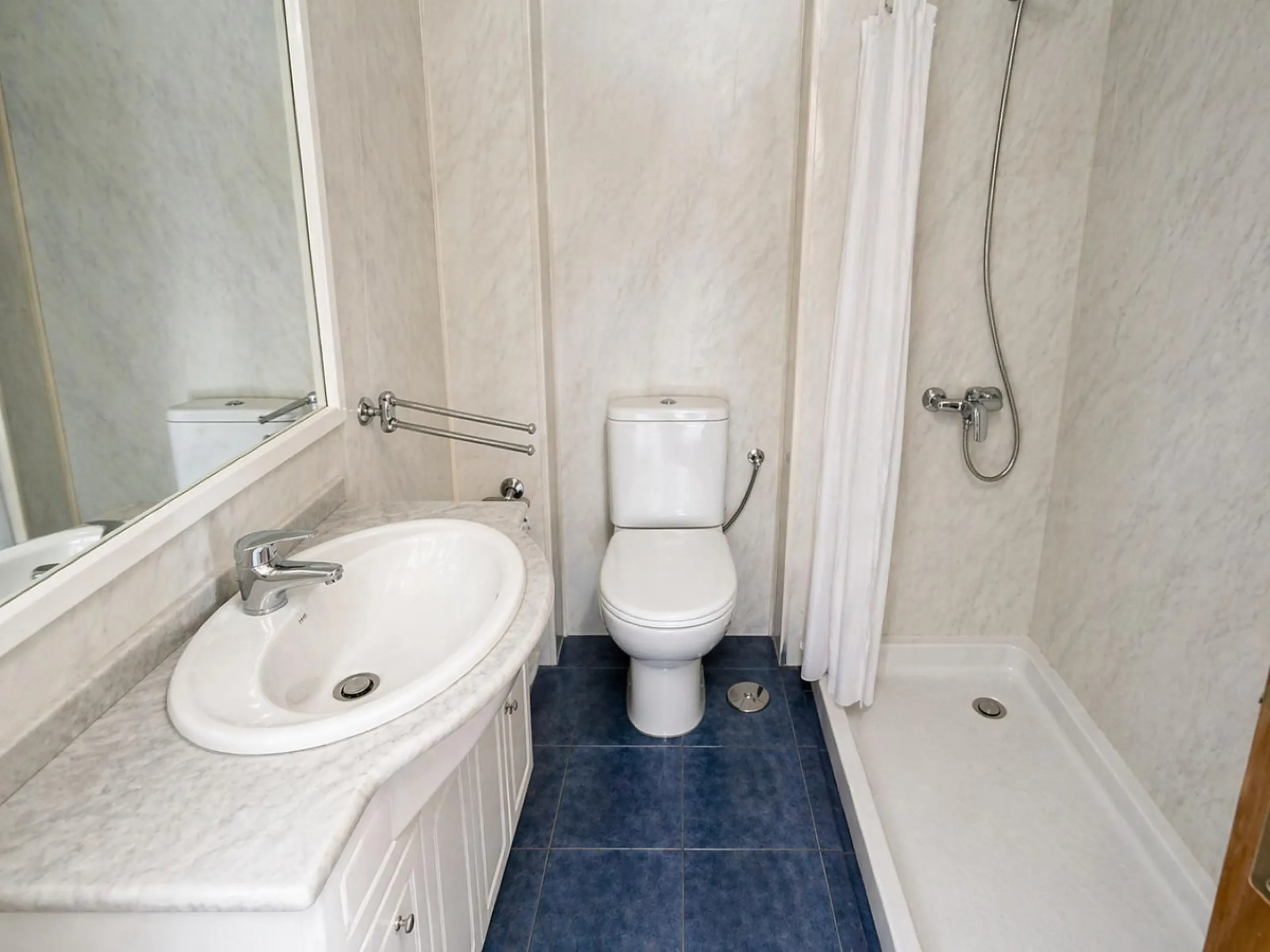 Spacious 4-Bedroom Apartment Near the Beach
