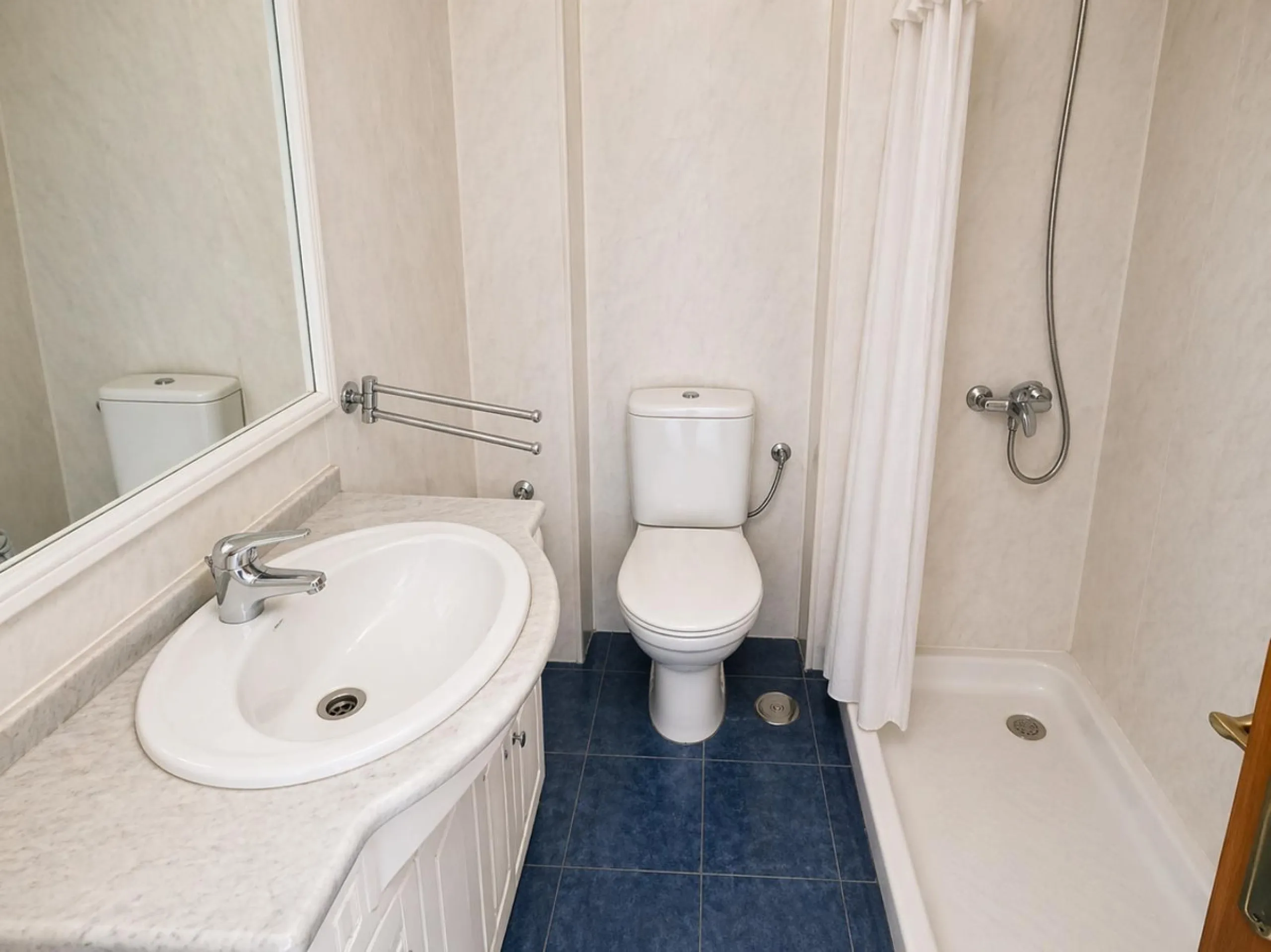 Spacious 4-Bedroom Apartment Near the Beach