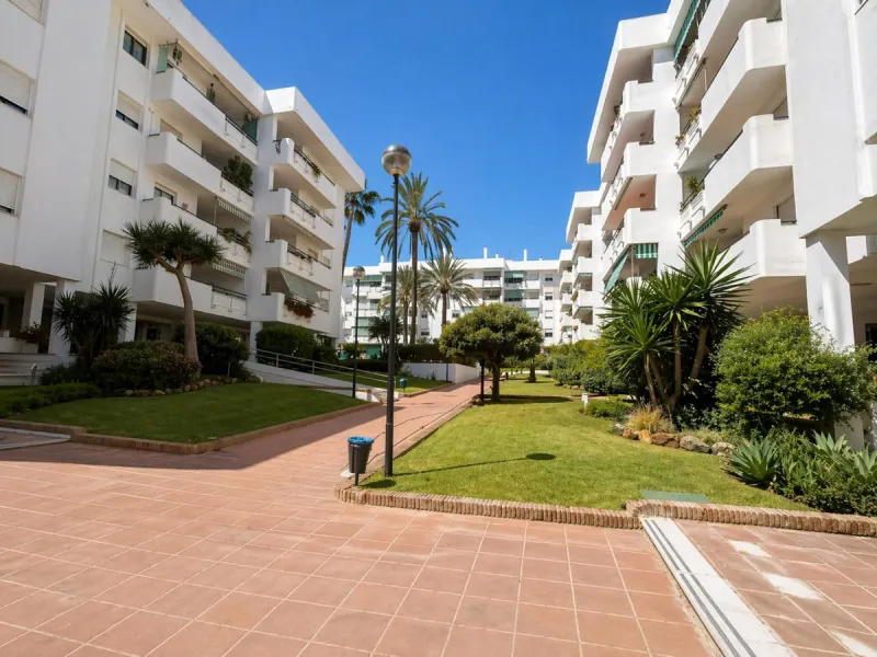 Spacious 4-Bedroom Apartment Near the Beach