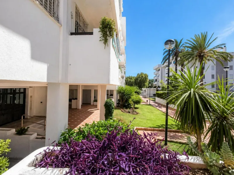 Spacious 4-Bedroom Apartment Near the Beach