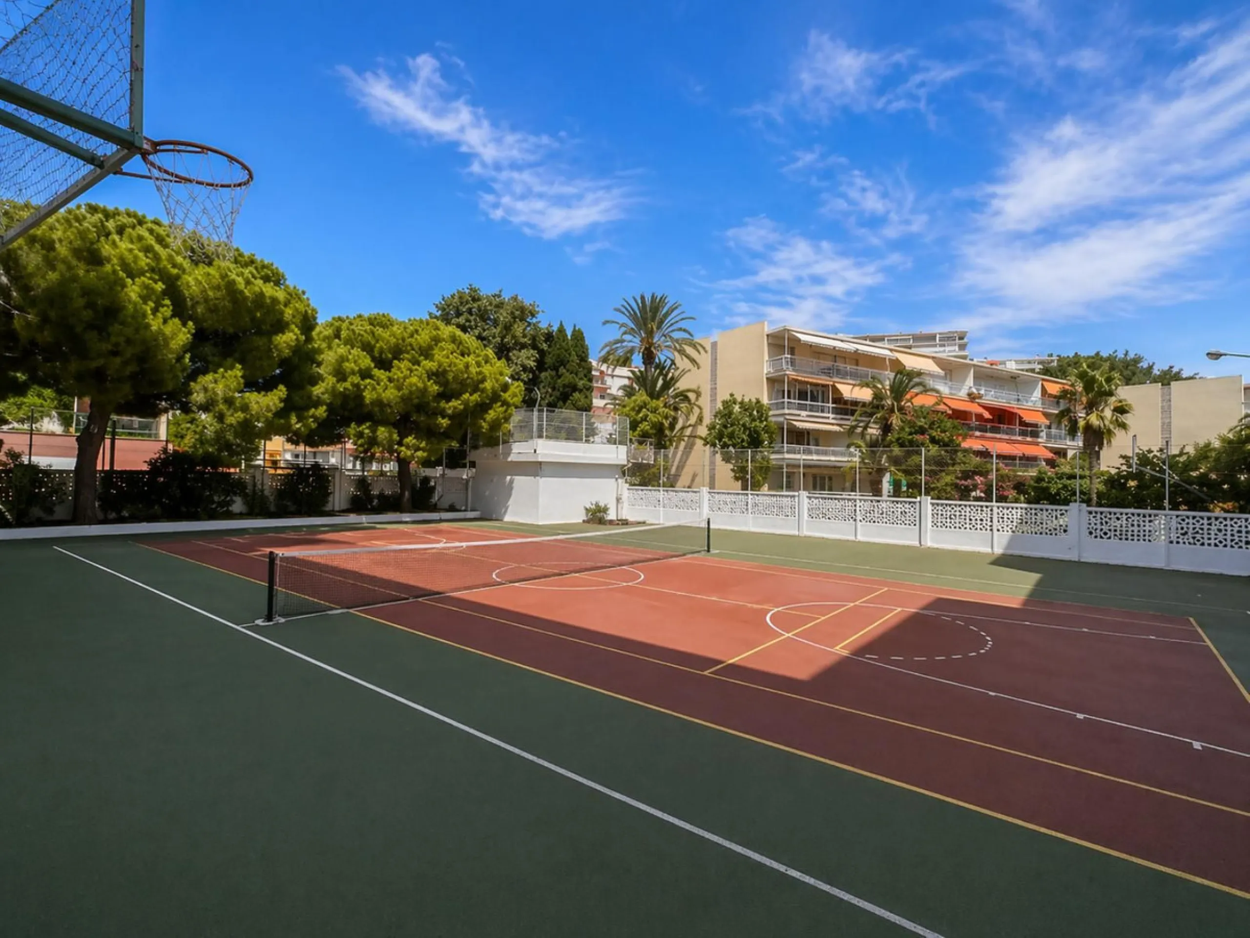 Spacious 4-Bedroom Apartment Near the Beach